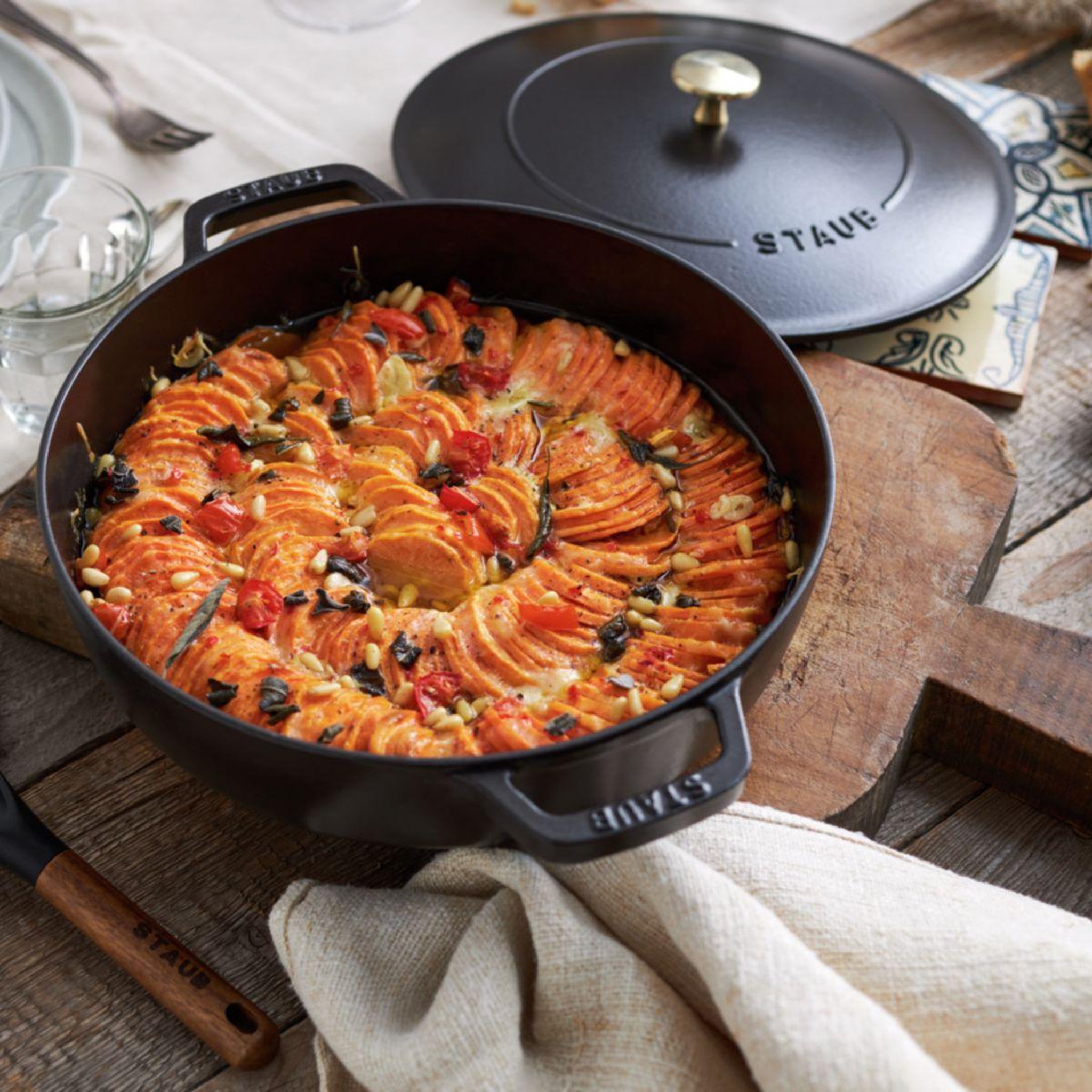 Voir la diapositive 3 : Staub Sauteuse Chistera 28cm noir mat