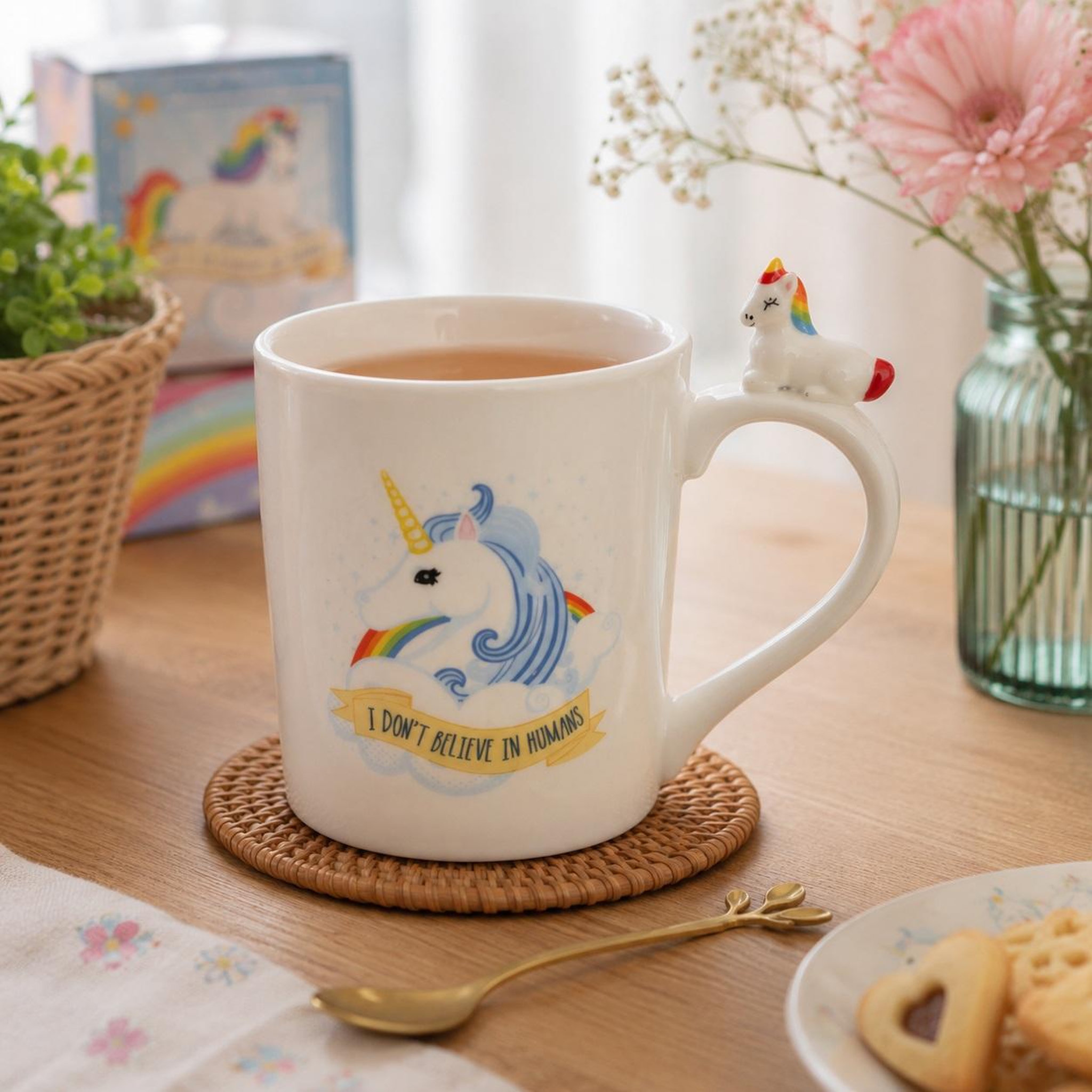 Voir la diapositive 2 : Eden Mug licorne bleue avec anse décorative – tasse féerique en céramique