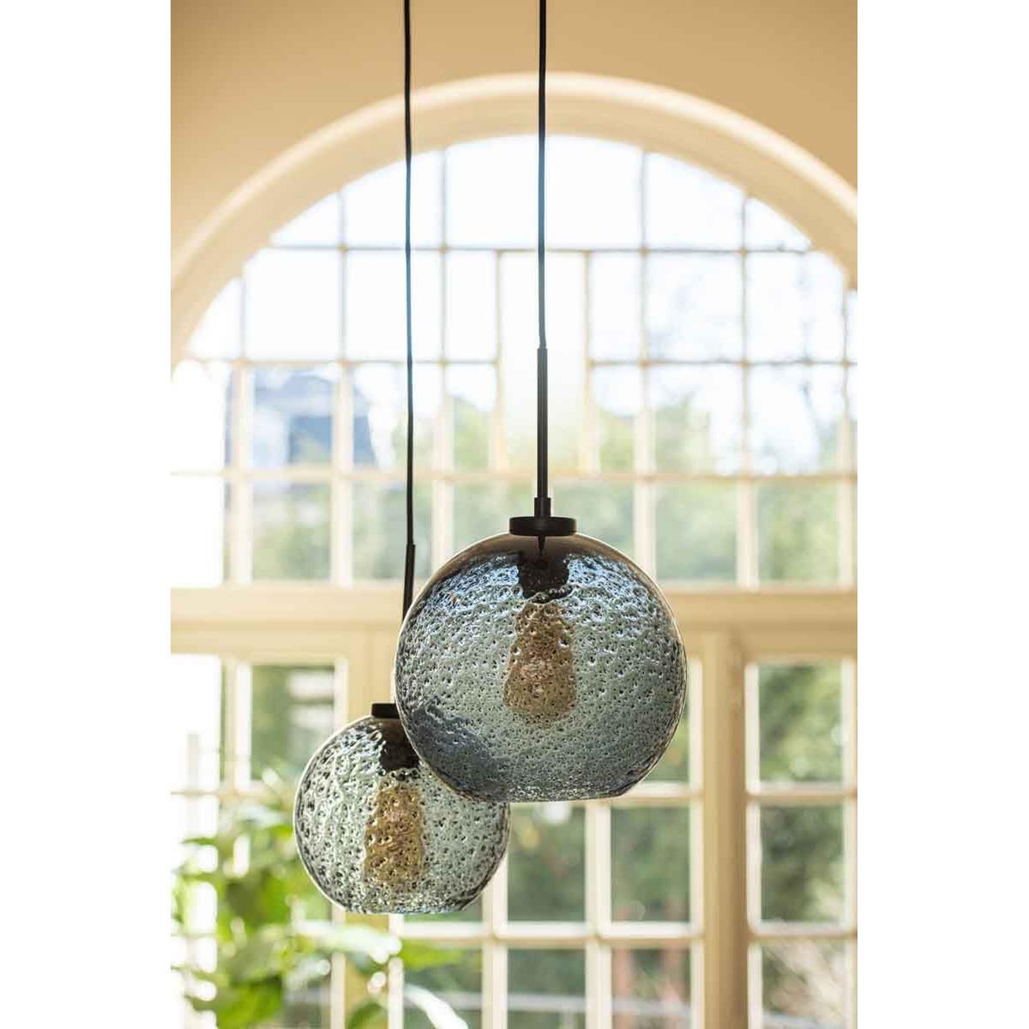 Voir la diapositive 4 : J-LINE Lampe suspension en verre  boule pois  40cm gris