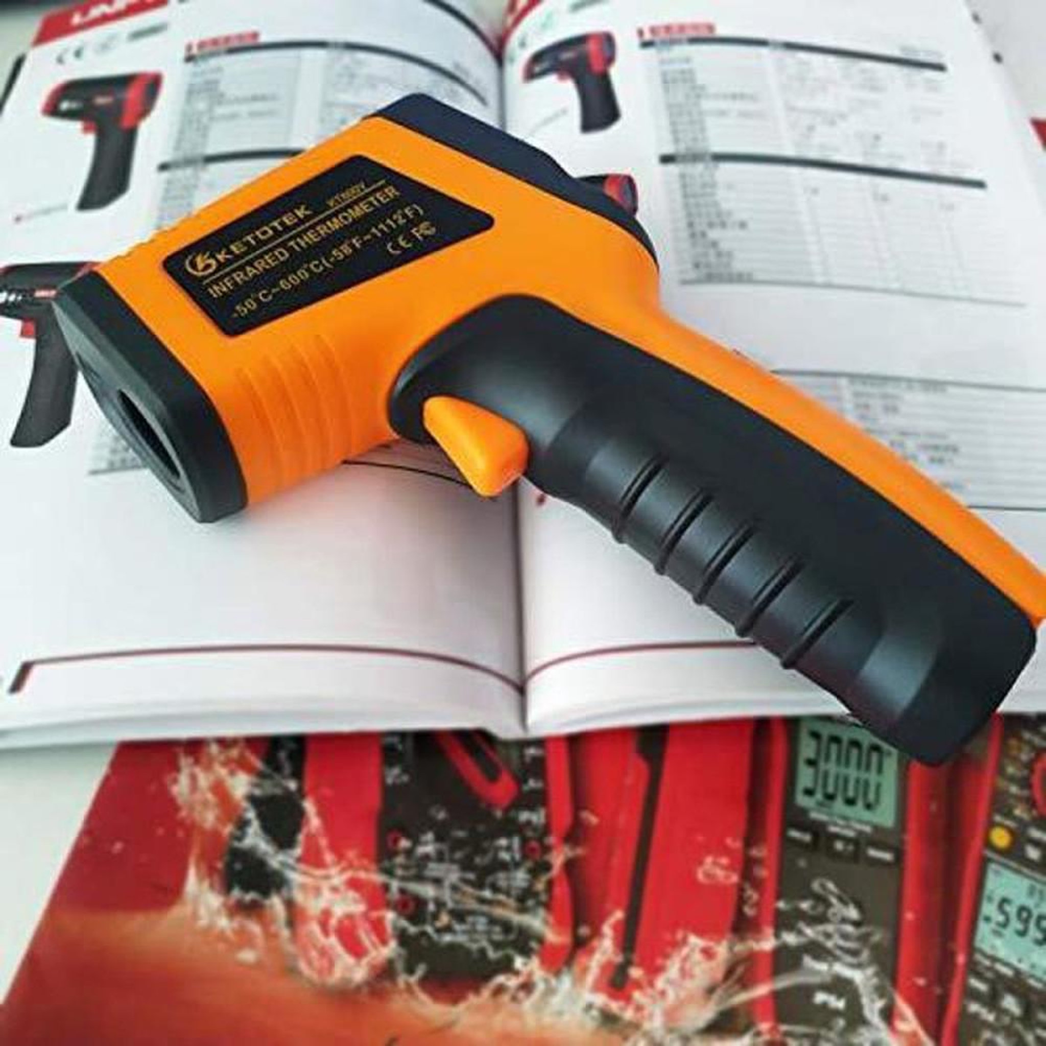 Voir la diapositive 5 : Thermomètre infrarouge laser numérique non contact orange et noir plage -50 à 600 °C, écran LCD rétroéclairé, viseur laser, 12:1, temps de réponse <500 ms