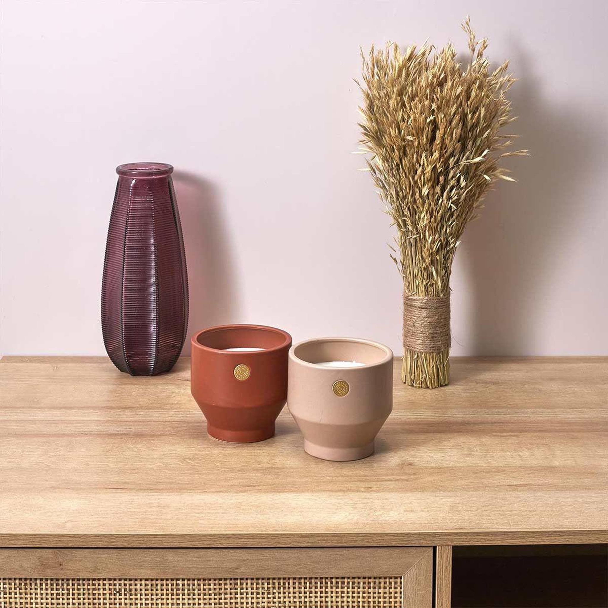 Voir la diapositive 3 : The Home Deco Factory Bougie parfumée ciment  médaillon  12cm pivoine