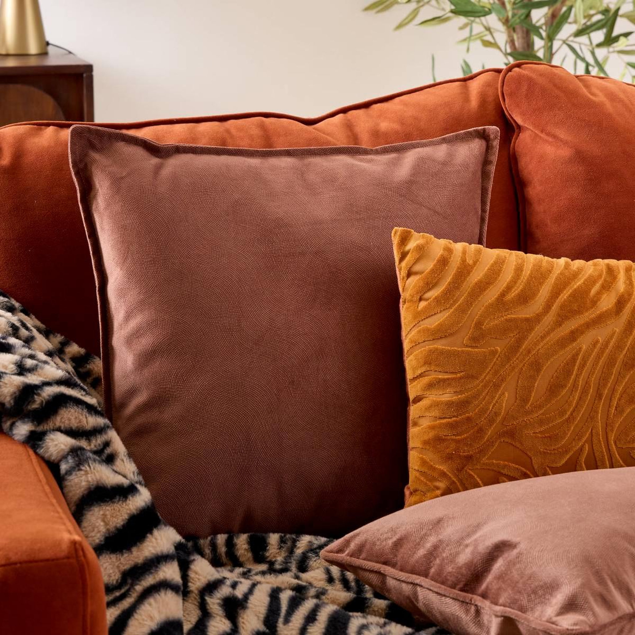 Voir la diapositive 5 : ATMOSPHERA Coussin déco uni  lilou  45x45cm marron tonka