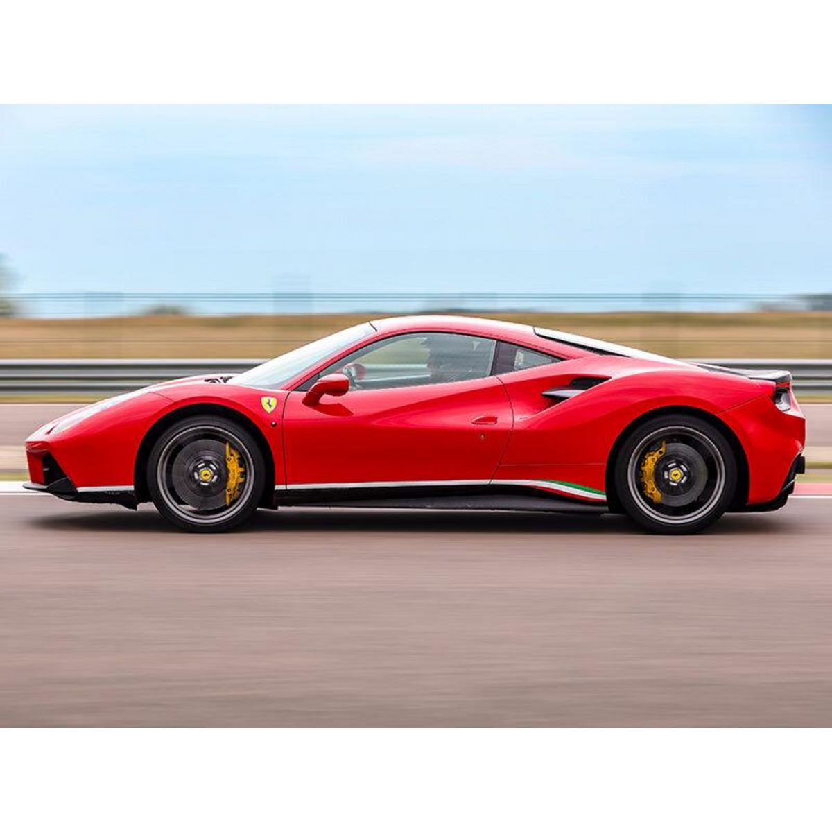 Smartbox Stage de pilotage multivolant : 2 tours en Audi R8, 2 tours en Lamborghini Gallardo et 2 tours en Ferrari 488 sur le circuit de La Ferté-Gaucher - Coffret Cadeau Sport & Aventure