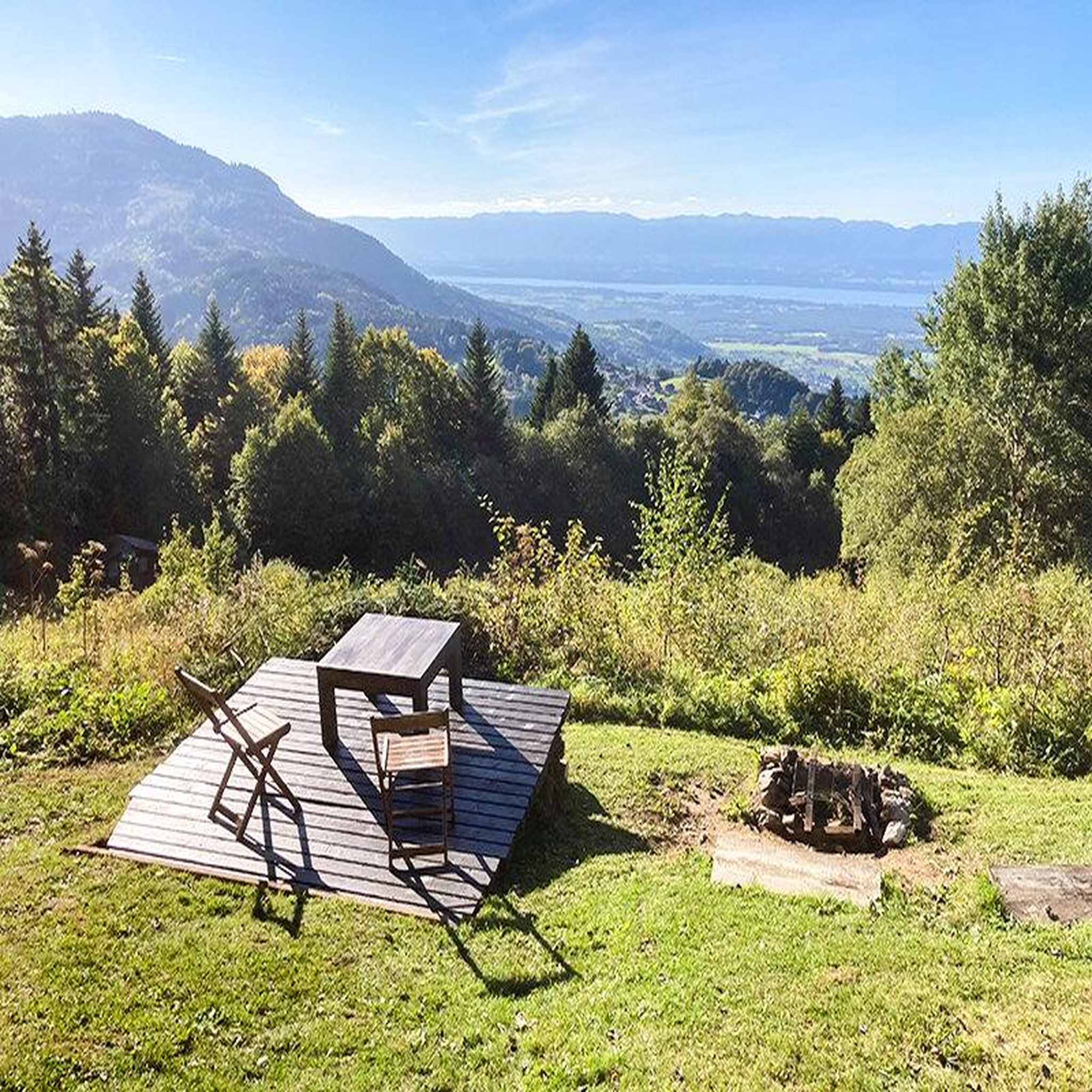 Voir la diapositive 2 : Smartbox 2 jours insolites dans une cabane en bois dans les alpes - coffret cadeau séjour