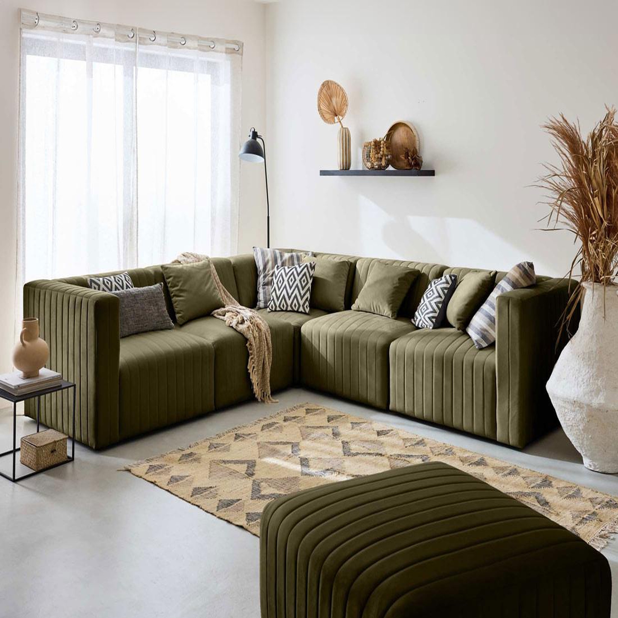 Voir la diapositive 1 : LISA DESIGN Nova - canapé modulable d'angle réversible - 6 places - avec pouf d'appoint - en velours