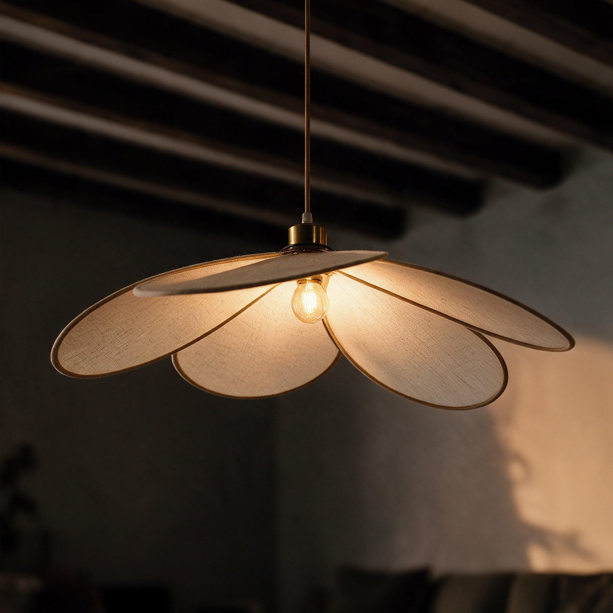 Voir la diapositive 6 : MAISON PAVANE Suspension pétale en tissu beige et métal doré 75 cm-Flora