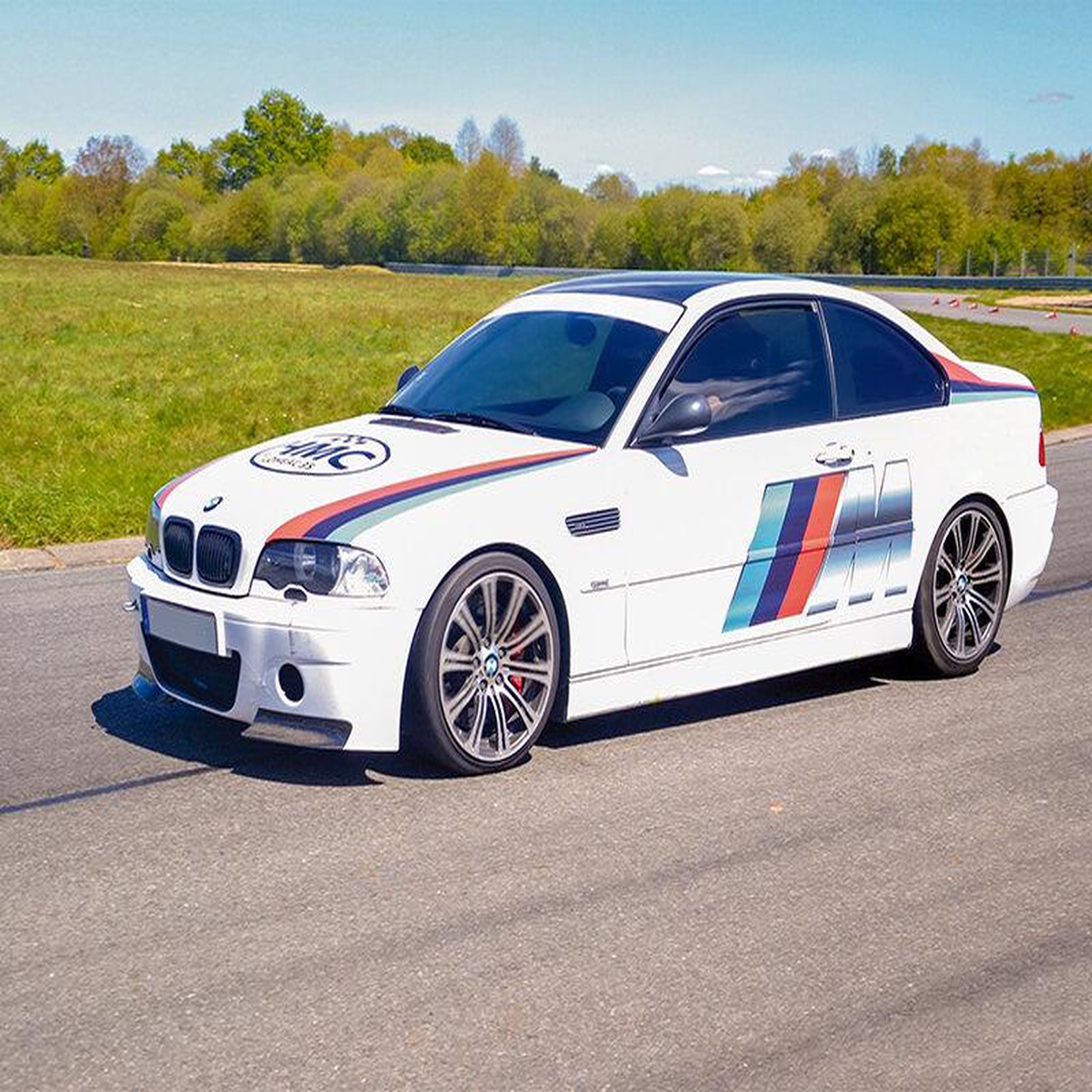 Voir la diapositive 3 : Smartbox Passion pilotage : 10 tours au volant d'une bmw m3 e46 sur le circuit de lohéac - coffret cadeau sport & aventure