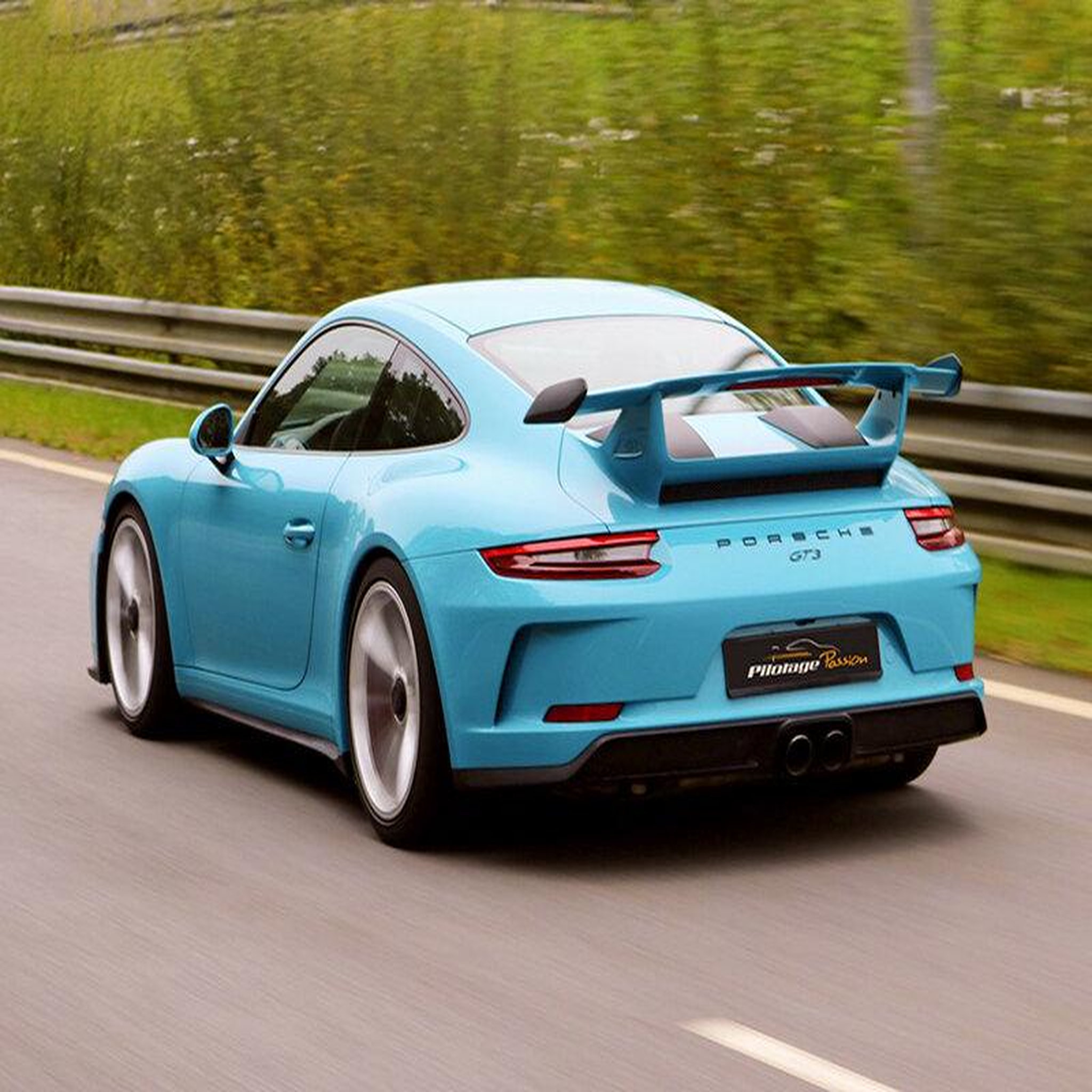 Voir la diapositive 2 : Smartbox Stage de pilotage : 5 tours sur le circuit de Pont-l'Évêque en Porsche 991 GT3 - Coffret Cadeau Sport & Aventure