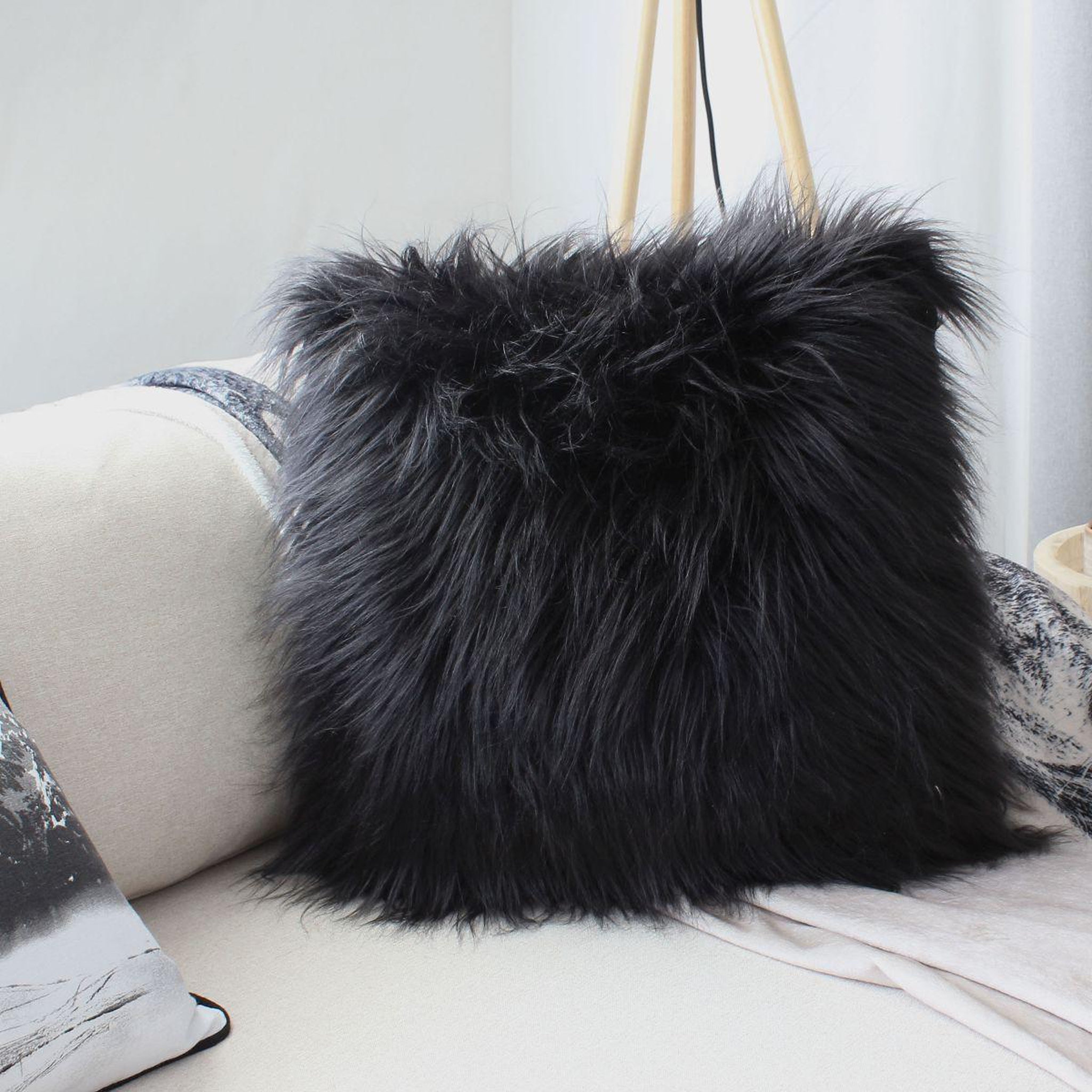 Voir la diapositive 2 : ENJOY HOME Coussin déco effet fourrure  epicéa  45x45cm noir