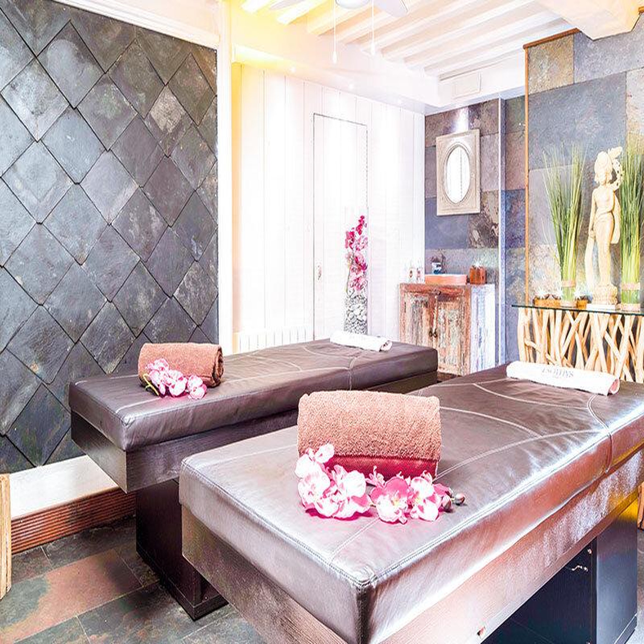Voir la diapositive 4 : Smartbox Escapade dans le pays d'auge en hôtel 3* avec accès au spa et gommage - coffret cadeau séjour