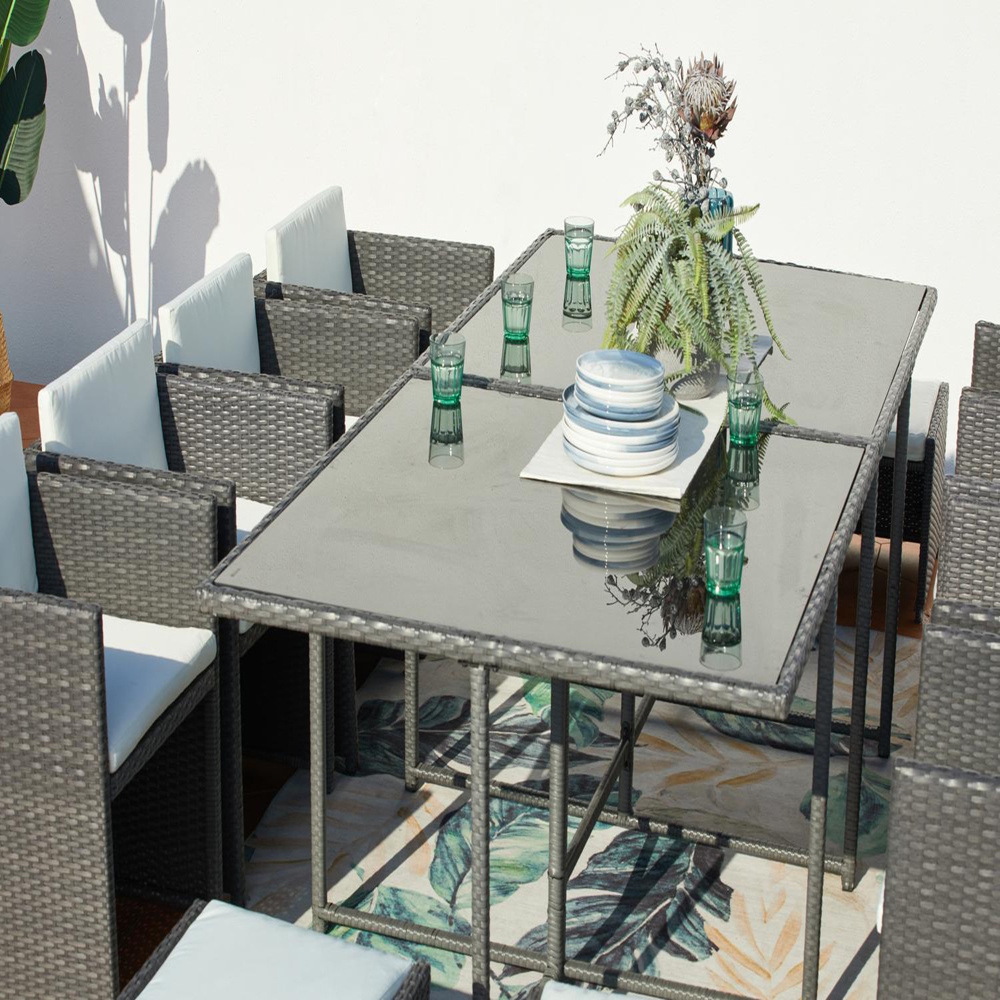 Voir la diapositive 4 : CONCEPT USINE Table et chaises 12 places encastrables résine gris-blanc miami