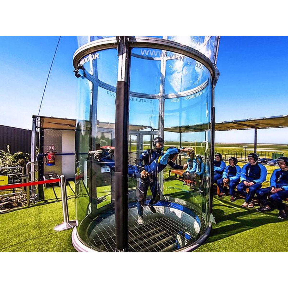 Smartbox Simulateur de chute libre : deux sessions de vol avec vidéo pour 1 adulte et 1 enfant - Coffret Cadeau Sport & Aventure