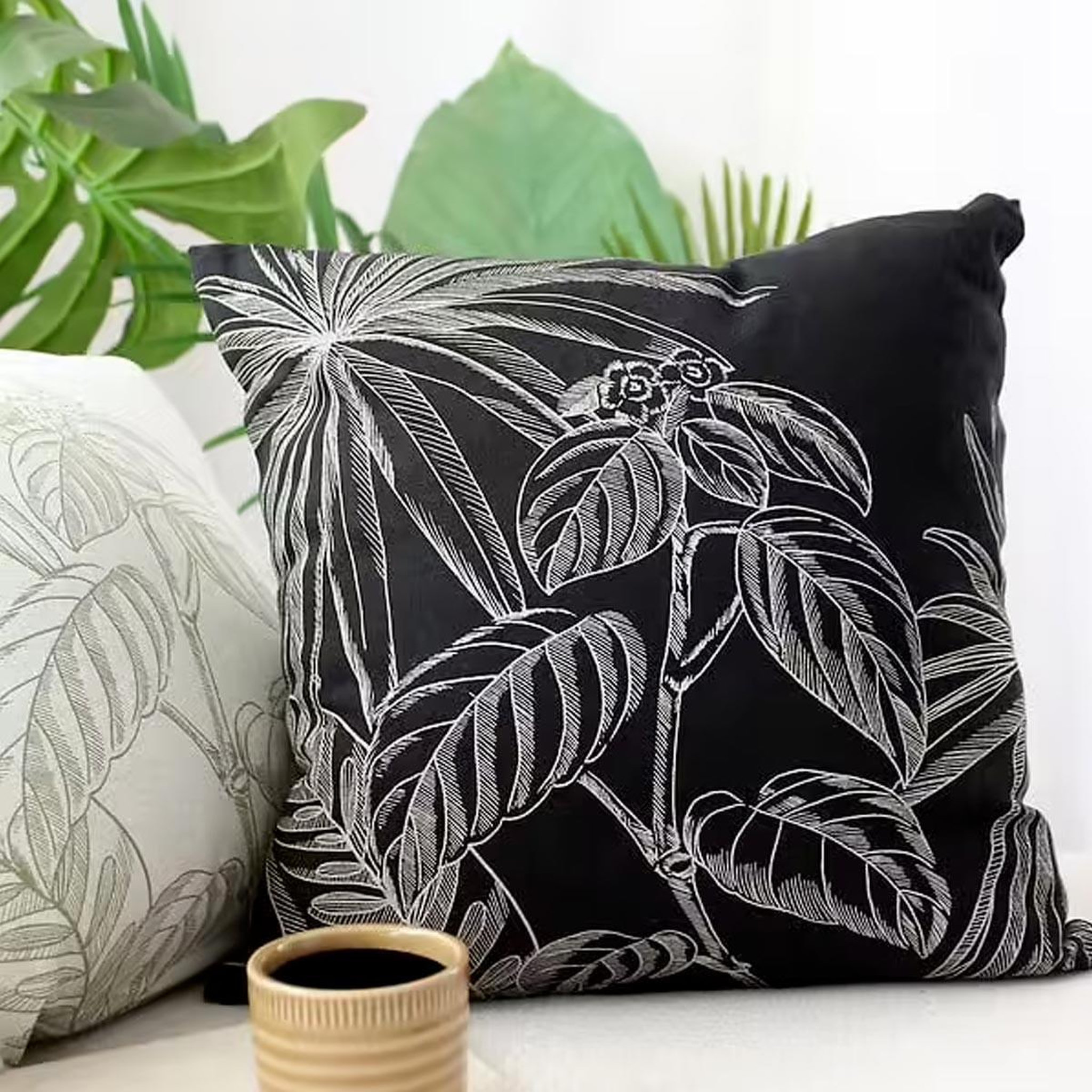 Voir la diapositive 4 : ENJOY HOME Coussin déco imprimé  mambo  40x40cm noir