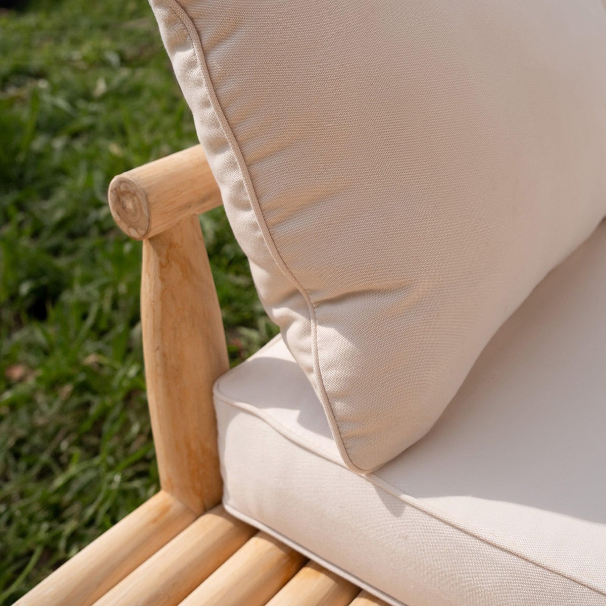 Rendez vous déco Canapé d'angle de jardin 4 places en teck et coussins blancs-Sunny