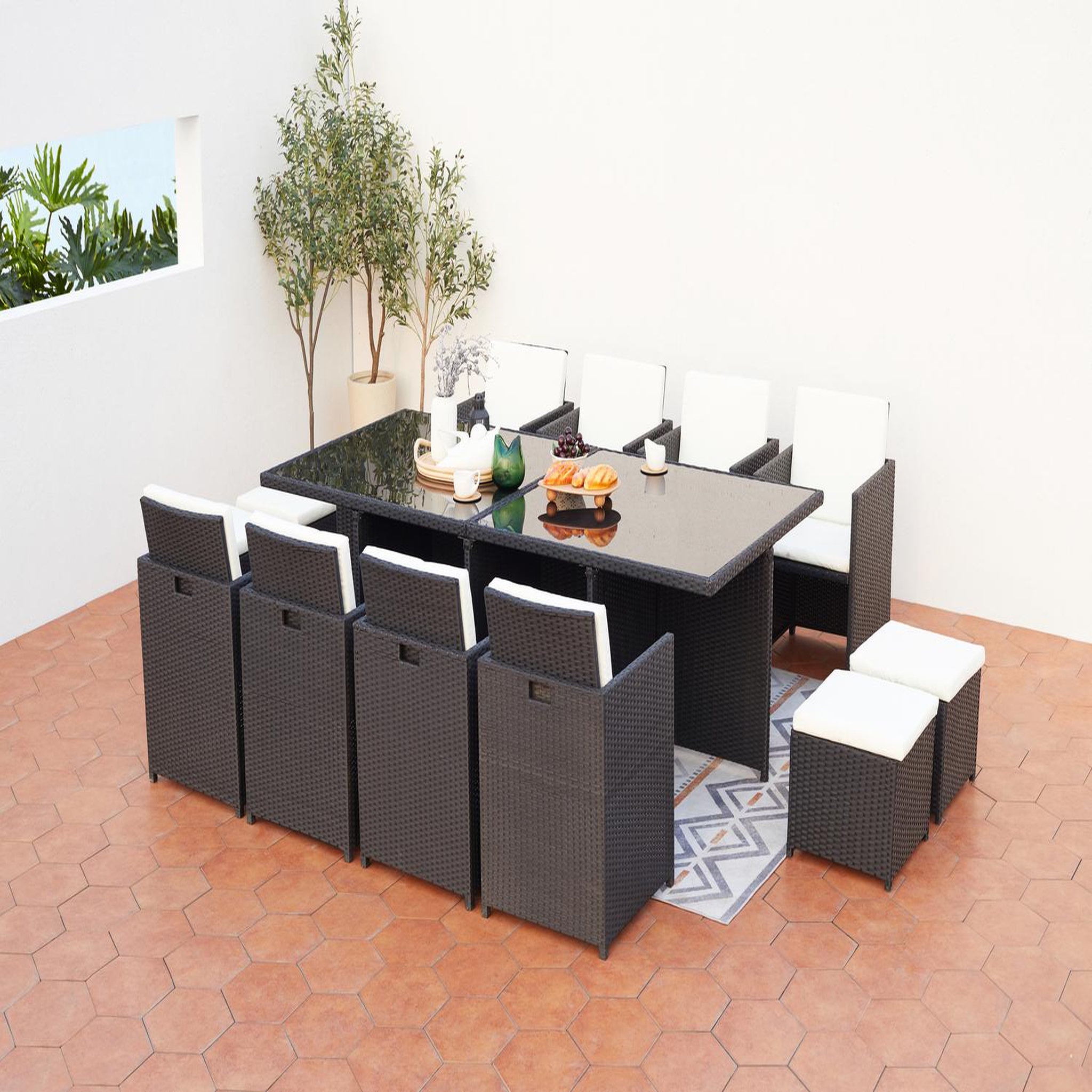 Voir la diapositive 2 : CONCEPT USINE Table et chaises 12 places encastrables résine noir-blanc monaco