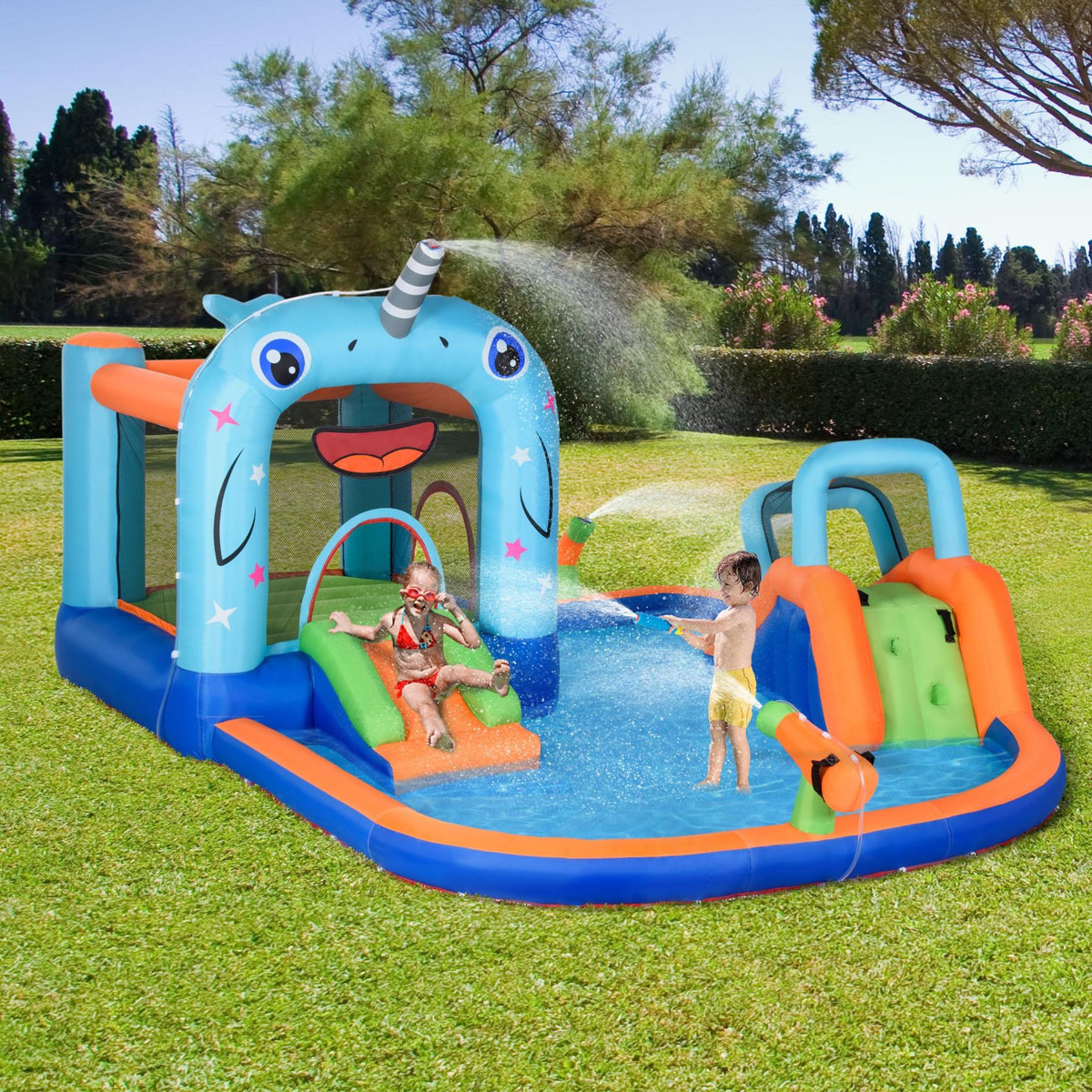 OUTSUNNY Château gonflable enfant - trampoline, toboggans, piscine, mur d'escalade, panier, pistolets eau, gonfleur, sac transport - polyester multicolore