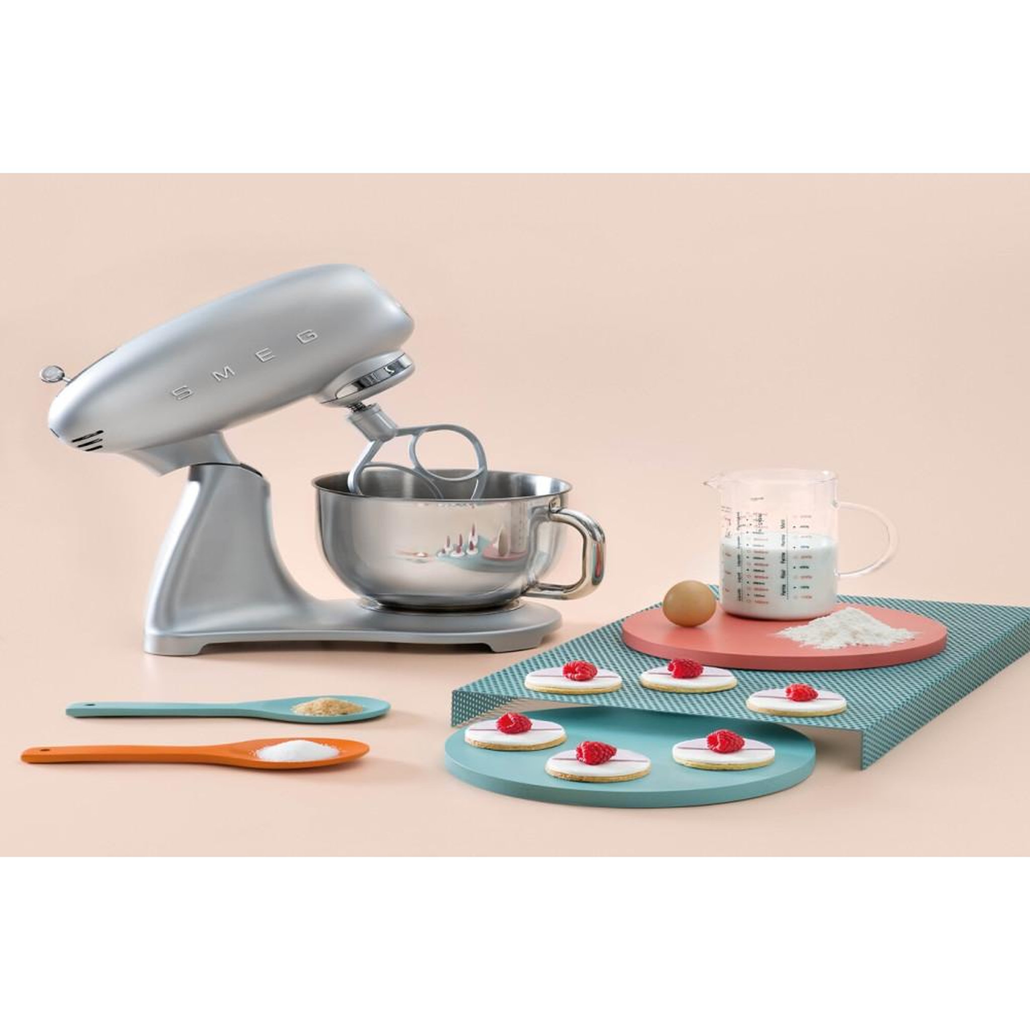 Voir la diapositive 6 : SMEG Robot pétrin sur socle 4,8l 800w gris métal - SMF02SVEU
