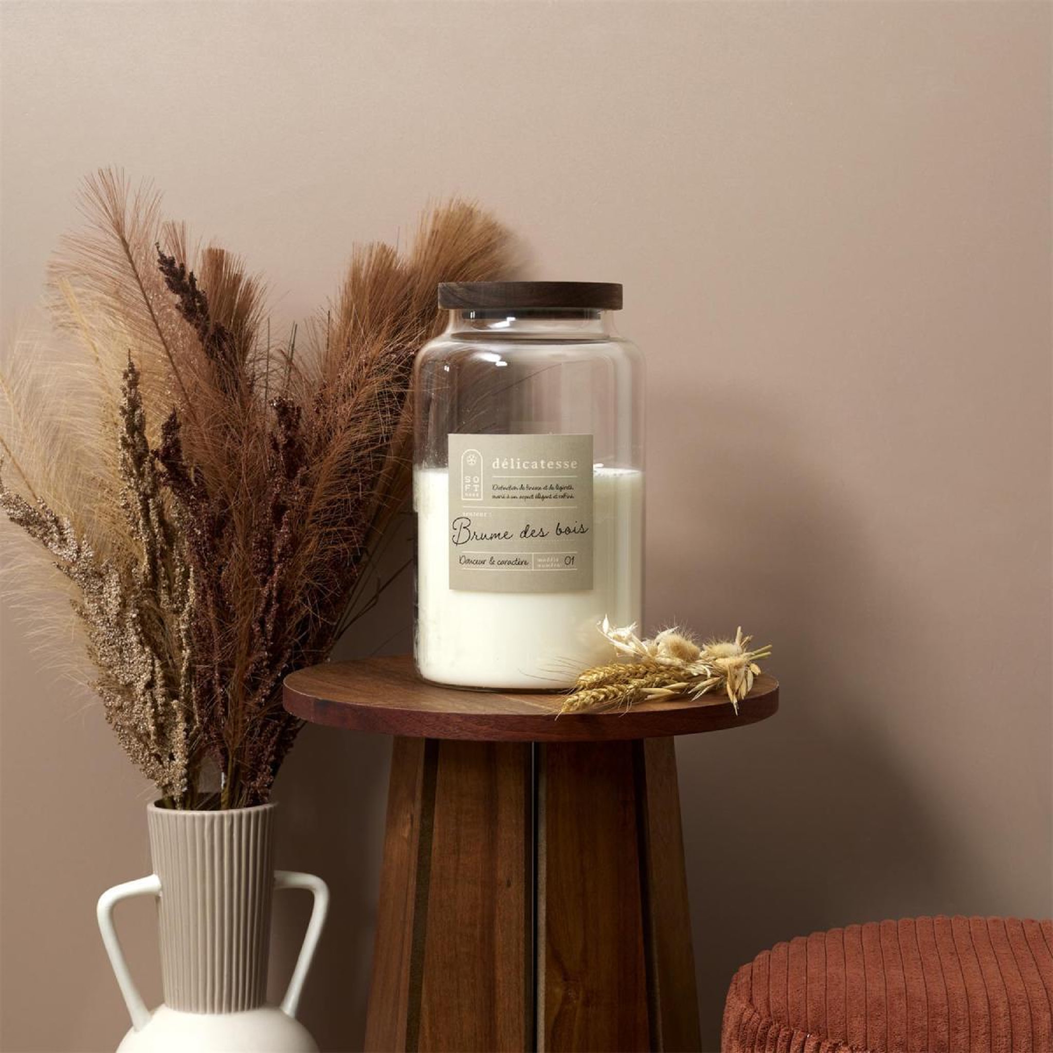 Voir la diapositive 2 : The Home Deco Factory Bougie parfumée  softness  870g brume des bois