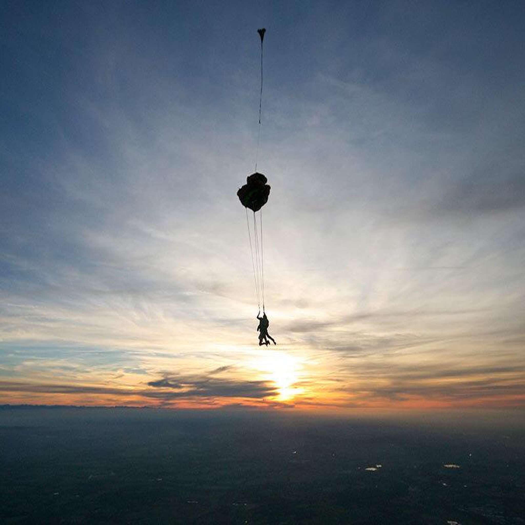 Voir la diapositive 3 : Smartbox Saut en parachute en tandem à Aubenas en Ardèche - Coffret Cadeau Sport & Aventure