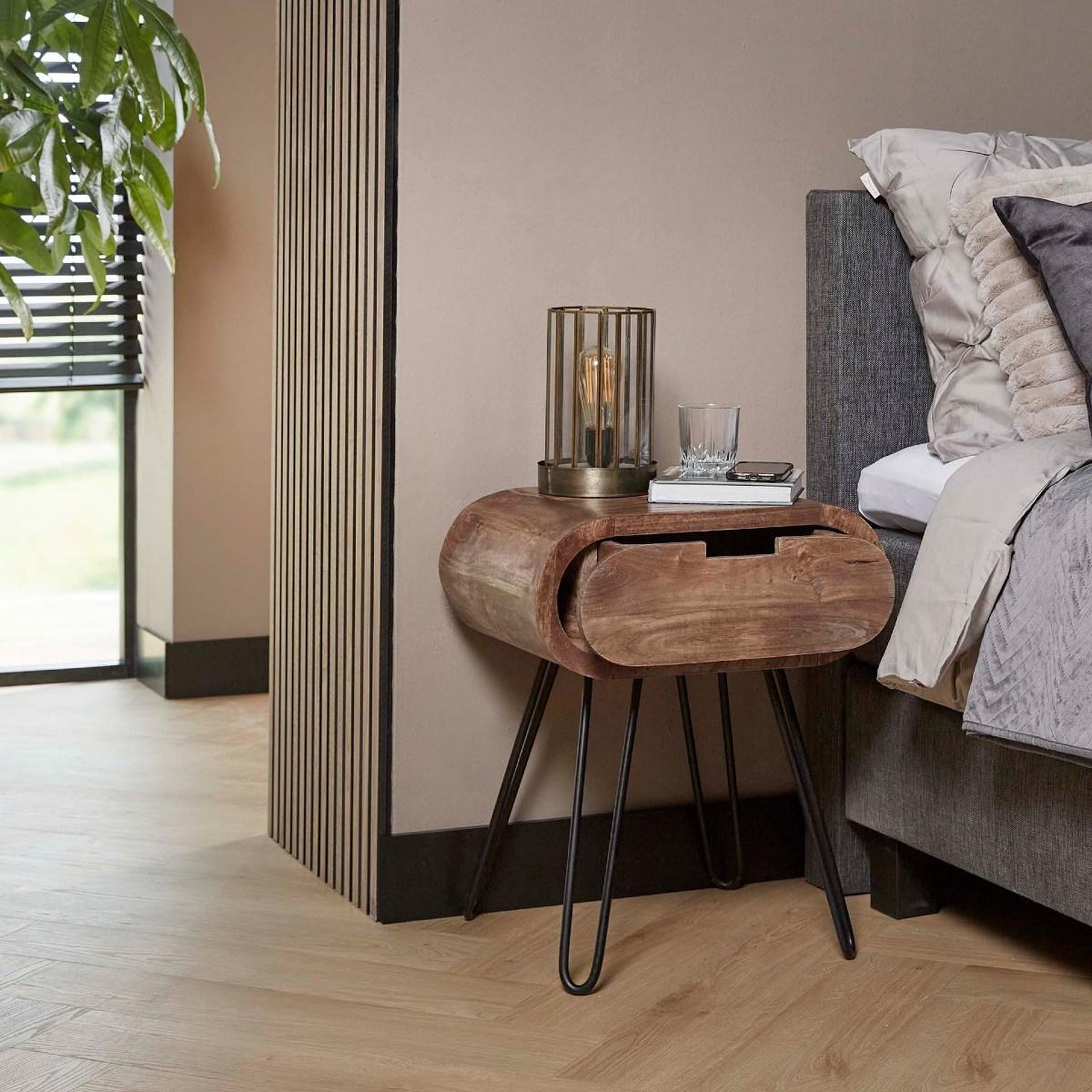 Voir la diapositive 3 : JLC KREATION Table de chevet en bois massif capsula 1 tiroir