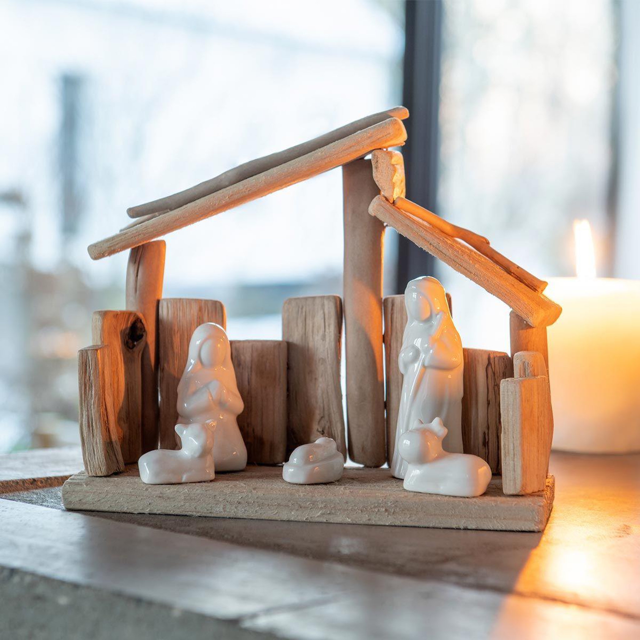 Voir la diapositive 2 : J-LINE Crèche de noël  toit incliné  23cm naturel & blanc