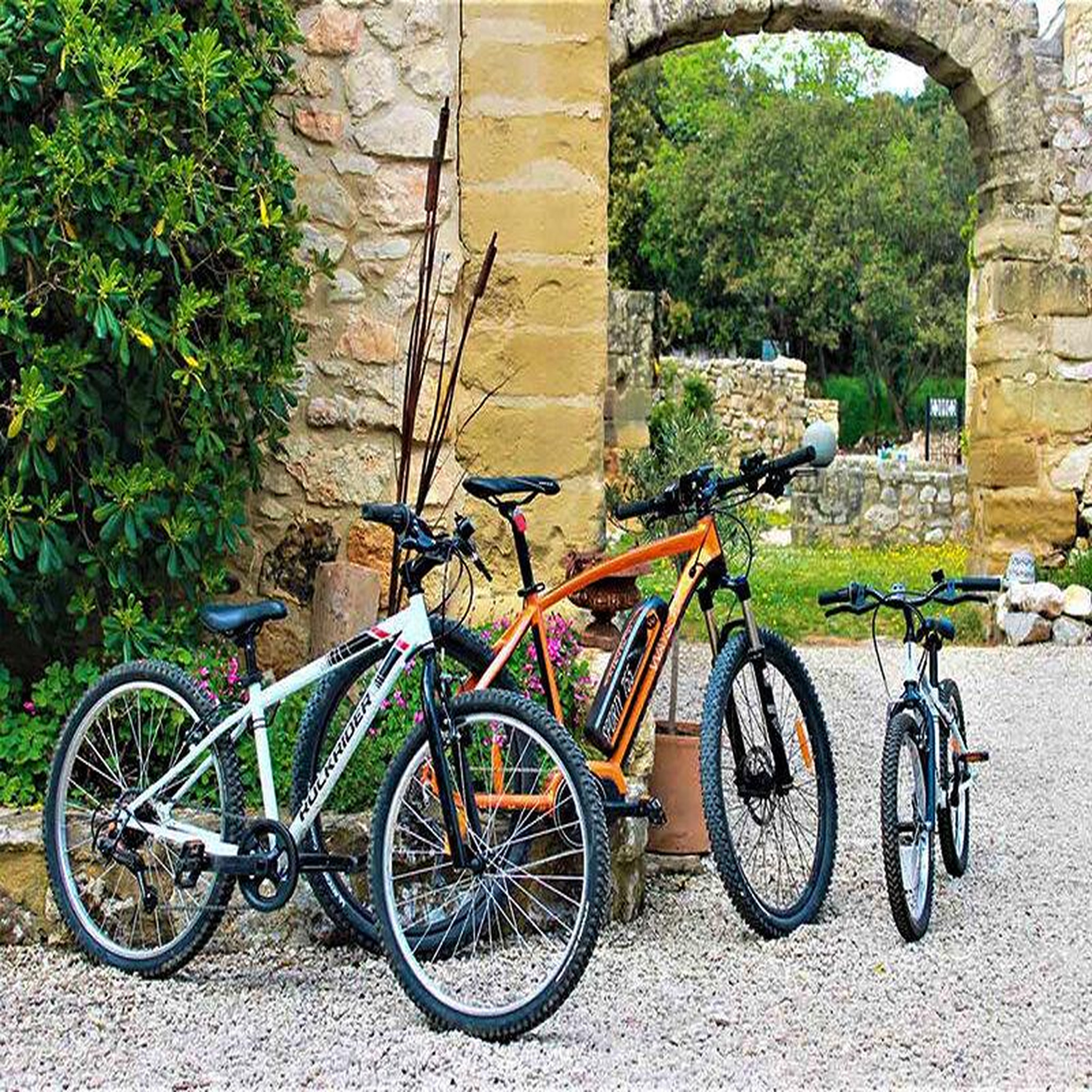 Voir la diapositive 4 : Smartbox Séjour de charme en famille : 3 jours en gîte avec vtt électriques aux portes d'uzès - coffret cadeau séjour