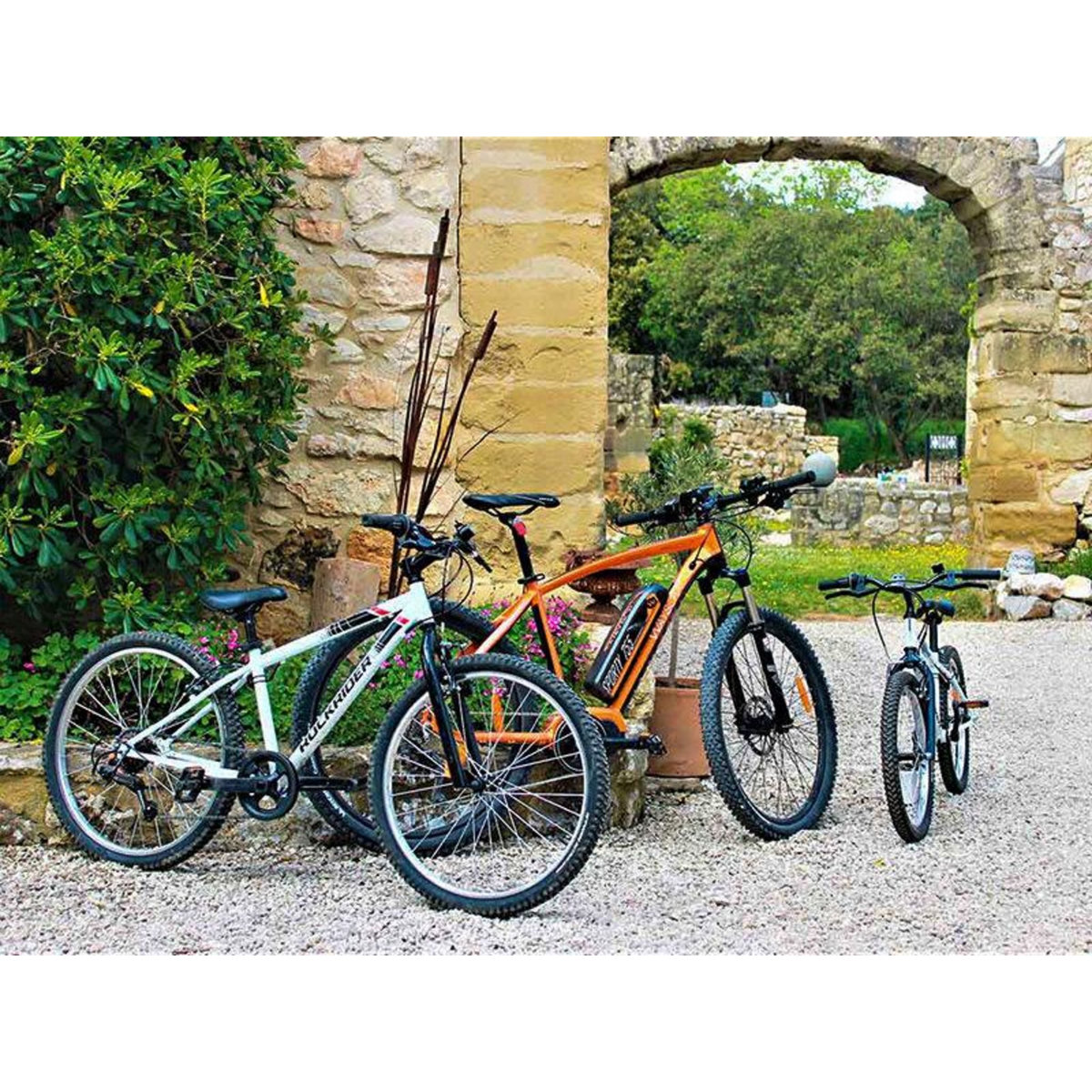 Smartbox Séjour de charme en famille : 3 jours en gîte avec VTT électriques aux portes d'Uzès - Coffret Cadeau Séjour