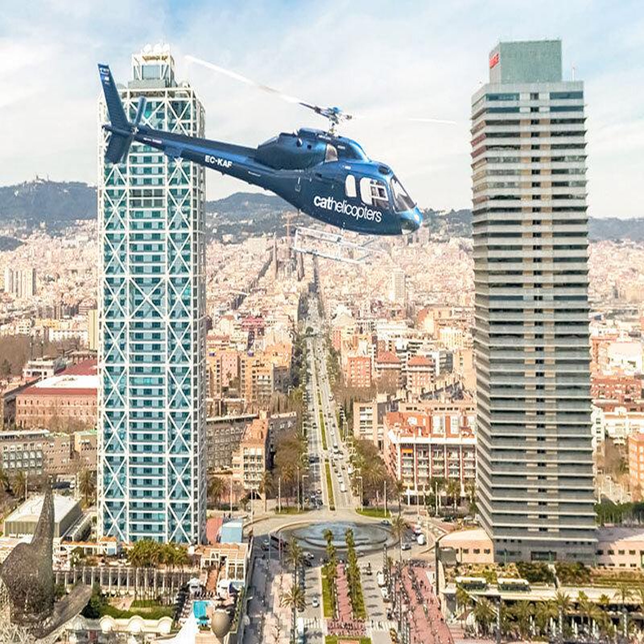 Voir la diapositive 2 : Smartbox Vol en hélicoptère de 7 min au-dessus de Barcelone pour 2 personnes - Coffret Cadeau Sport & Aventure