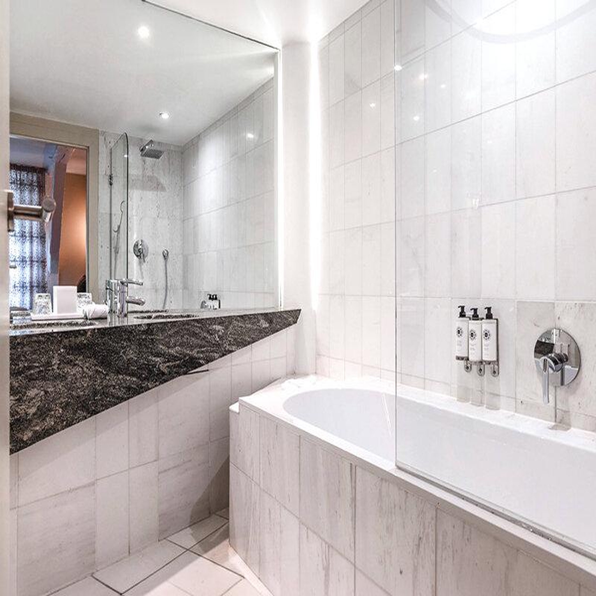 Voir la diapositive 4 : Smartbox 2 jours en hôtel 5* avec spa et bouteille de crémant dans le cœur historique de strasbourg - coffret cadeau séjour