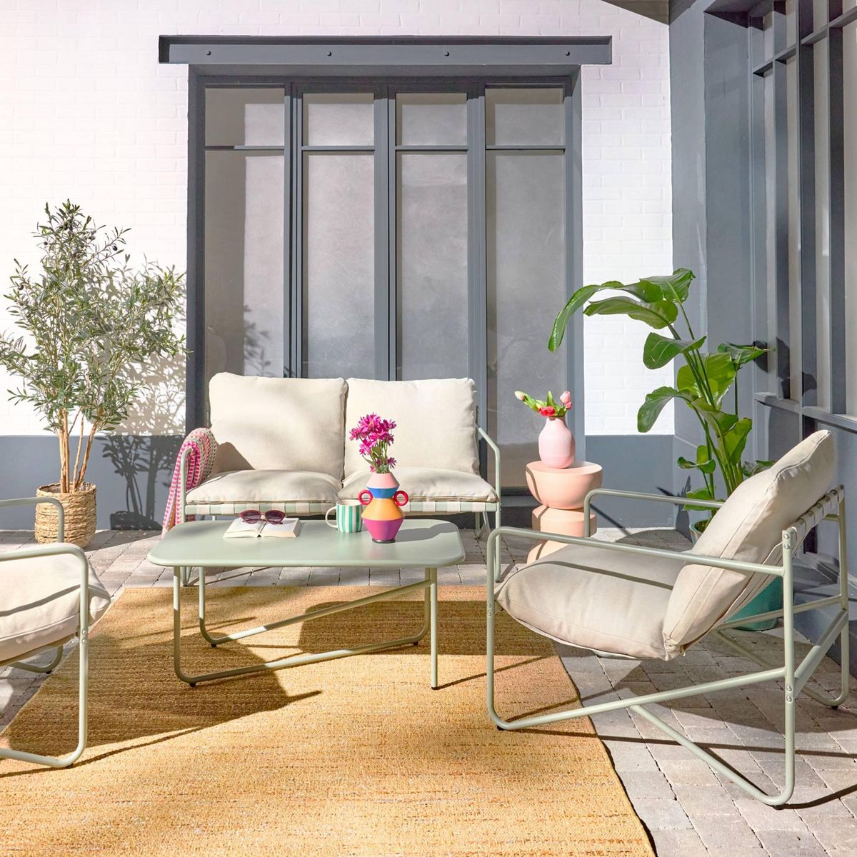 SWEEEK Salon de jardin 4 places avec table en métal, avec dossier et assise maintenus par des sangles