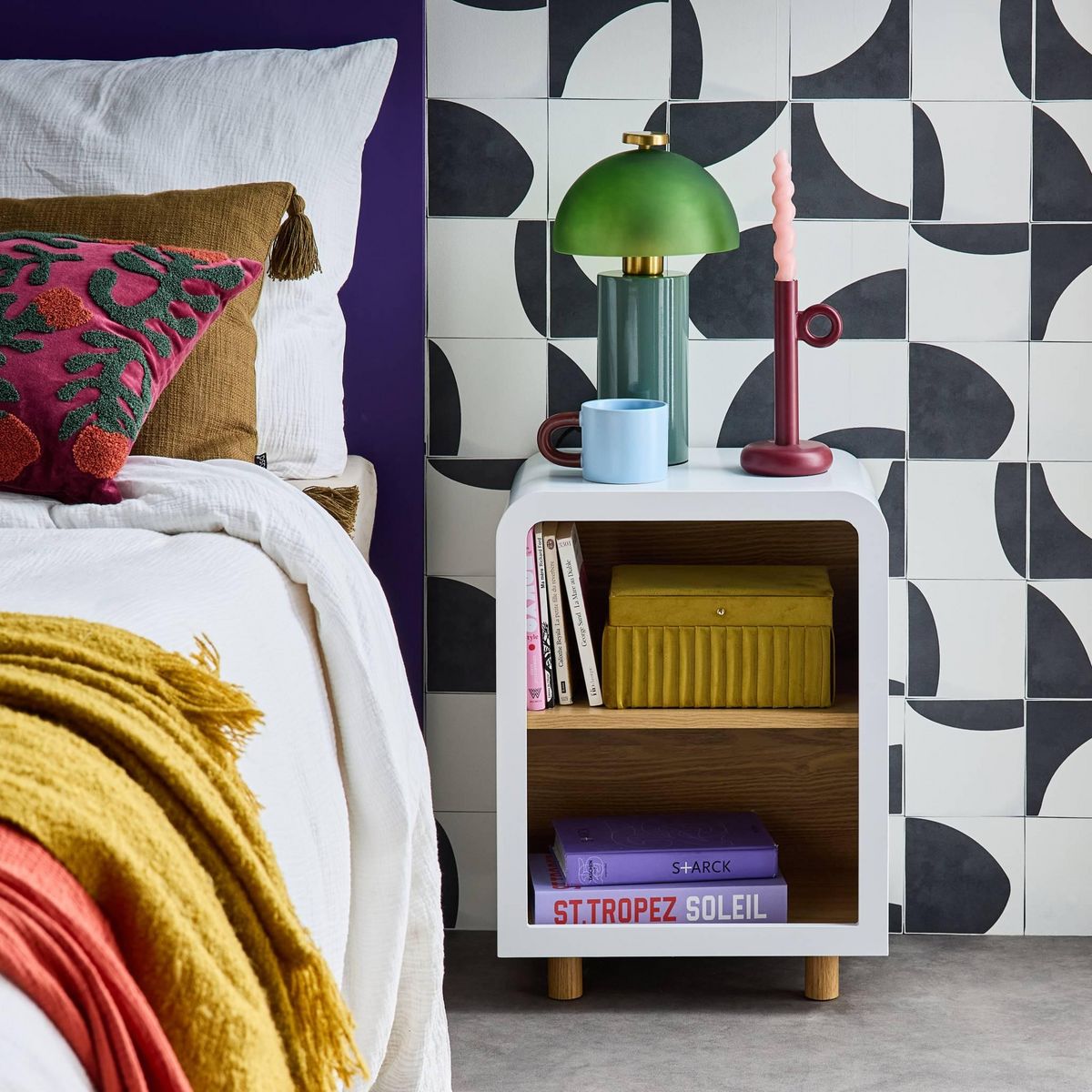 SWEEEK Table de chevet effet bois blanc et naturel. 2 niches