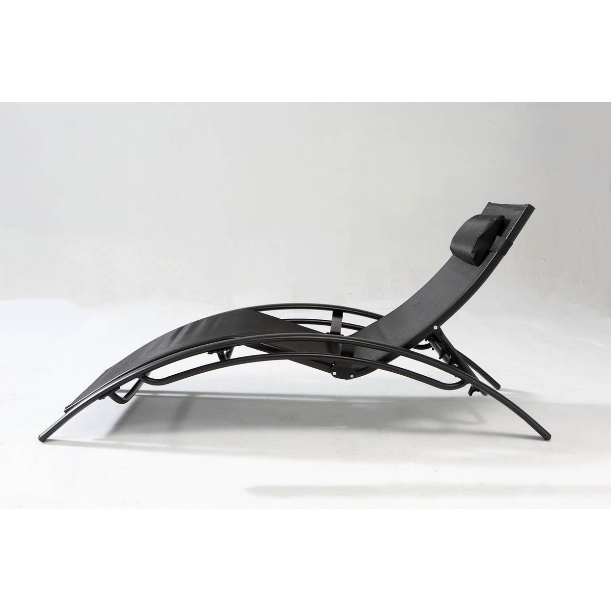 CONCEPT USINE Transat ajustable et empilable avec pieds en acier noir LIMEA