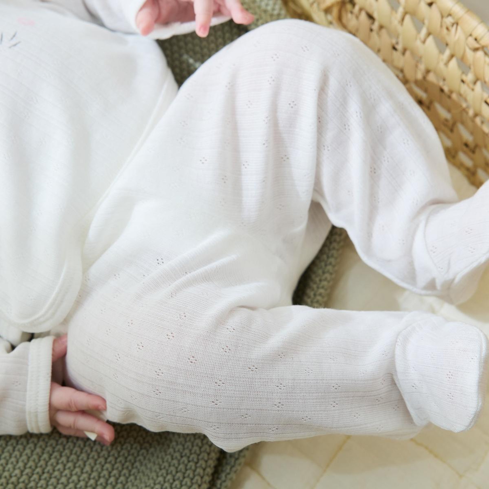 Voir la diapositive 5 : Petit Béguin Ensemble bébé gilet et pantalon à pied en pointelle Badian