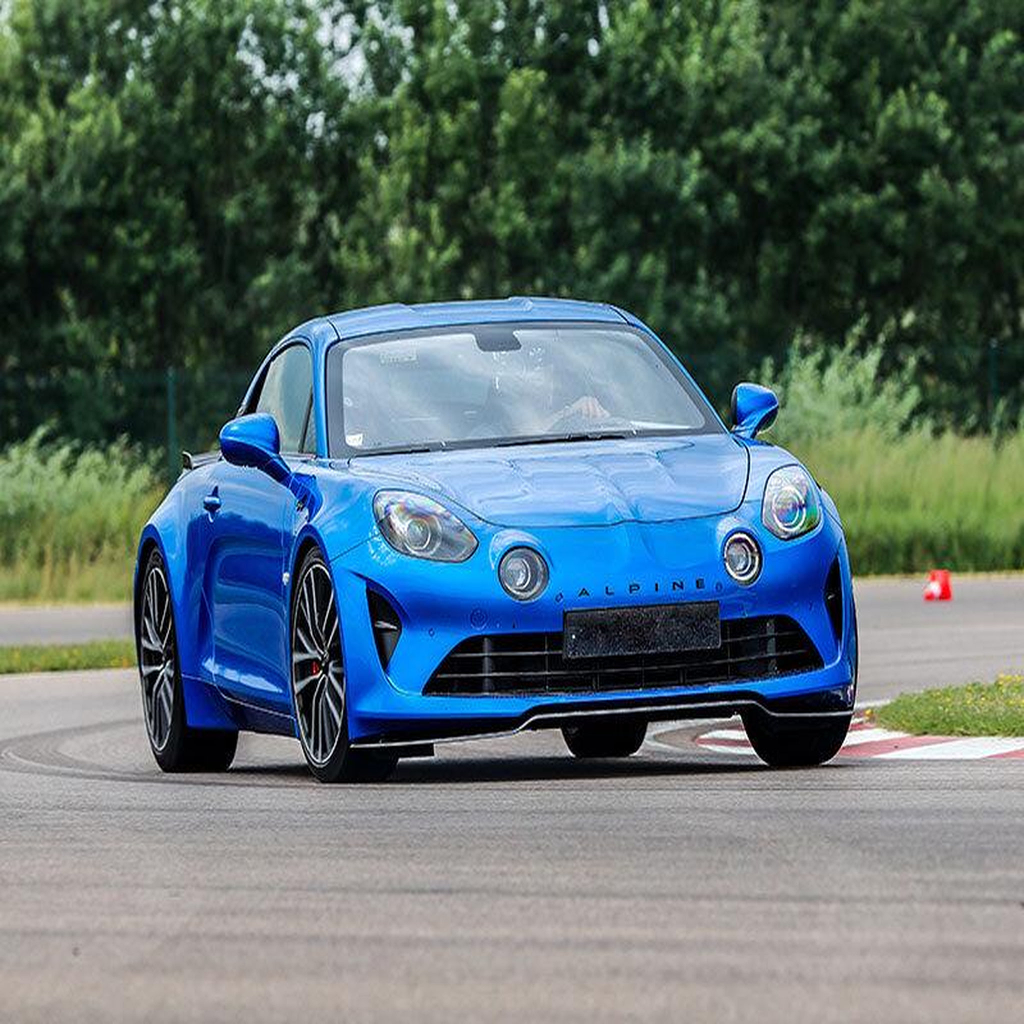 Voir la diapositive 2 : Smartbox Stage de pilotage : 2 tours sur le circuit de Magny-Cours en Alpine A110 S - Coffret Cadeau Sport & Aventure
