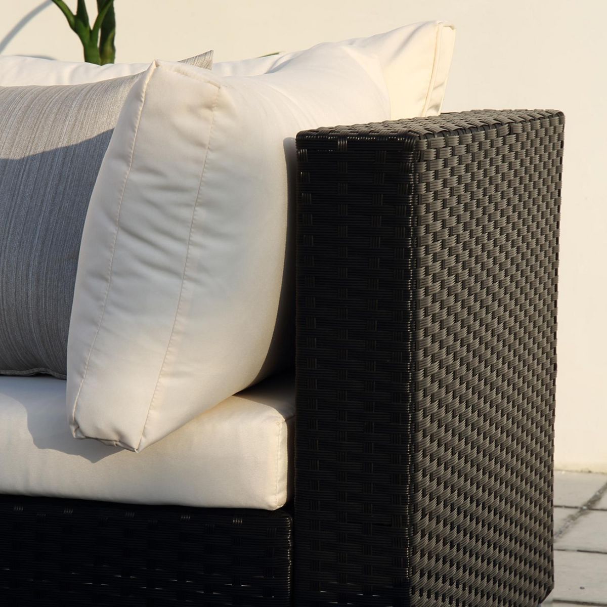 CONCEPT USINE Salon de jardin panoramique 8 places en résine tressée noir et blanc SALENTO