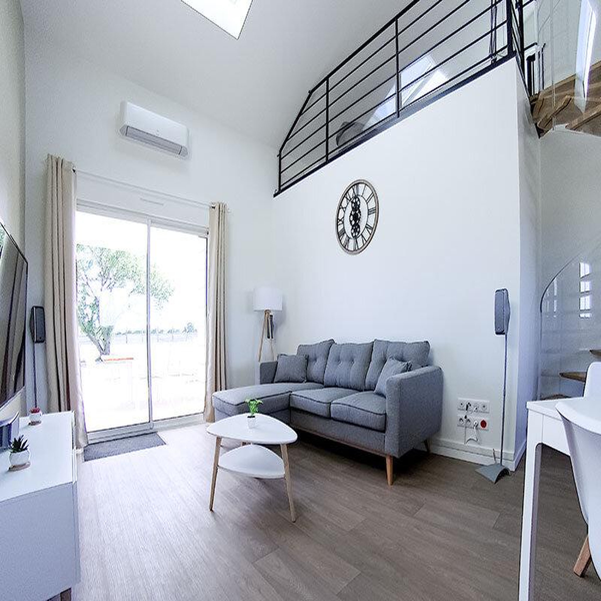 Voir la diapositive 3 : Smartbox Parenthèse détente : 3 jours en gîte avec spa près de poitiers pour 2 à 6 personnes - coffret cadeau séjour