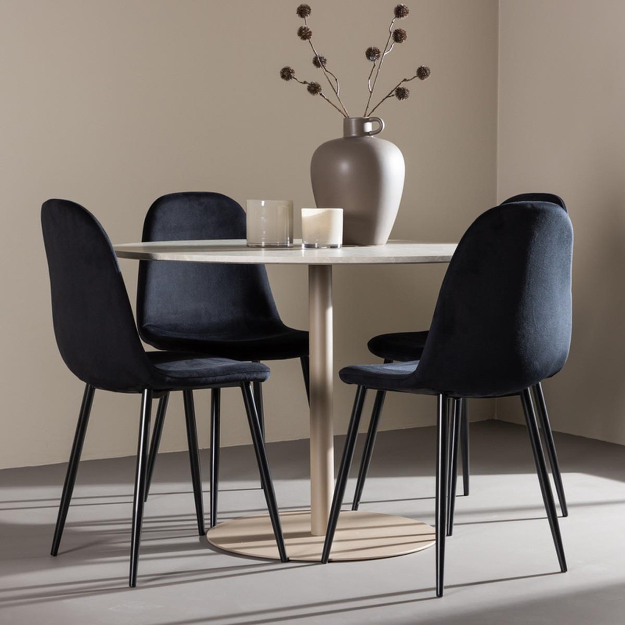 Voir la diapositive 6 : Paris Prix Ensemble table à manger & 4 chaises  lycke & polar  110cm beige & noir
