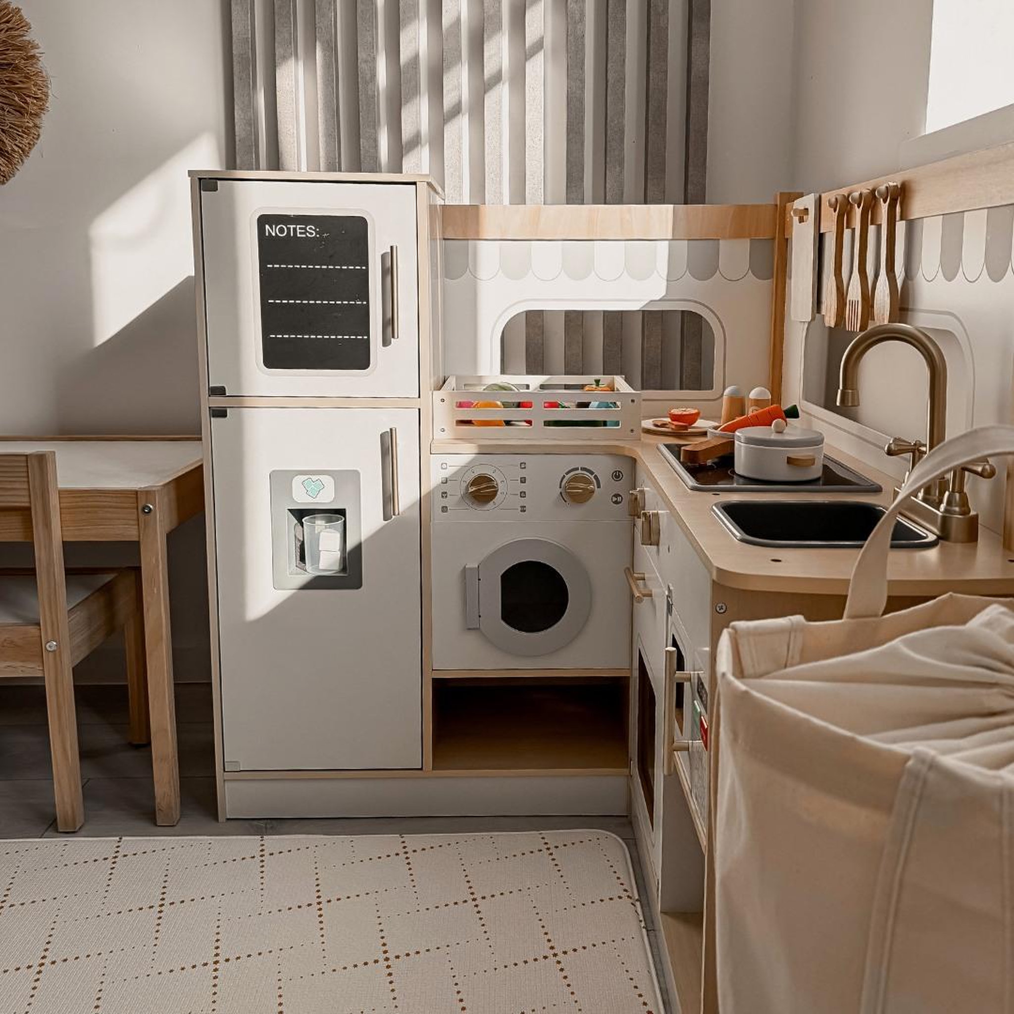 Voir la diapositive 2 : MAMABRUM Cuisine interactive bois frigo et micro-ondes mamabrum
