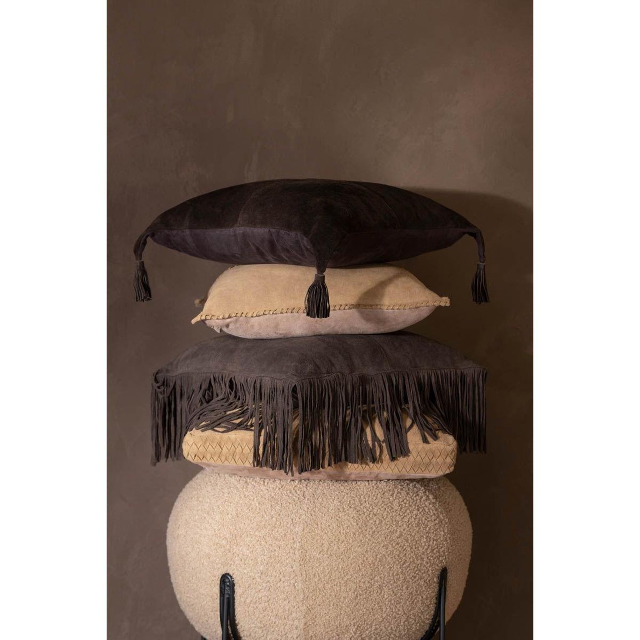 Voir la diapositive 4 : J-LINE Coussin Déco en Cuir  Coleman  45x45cm Camel