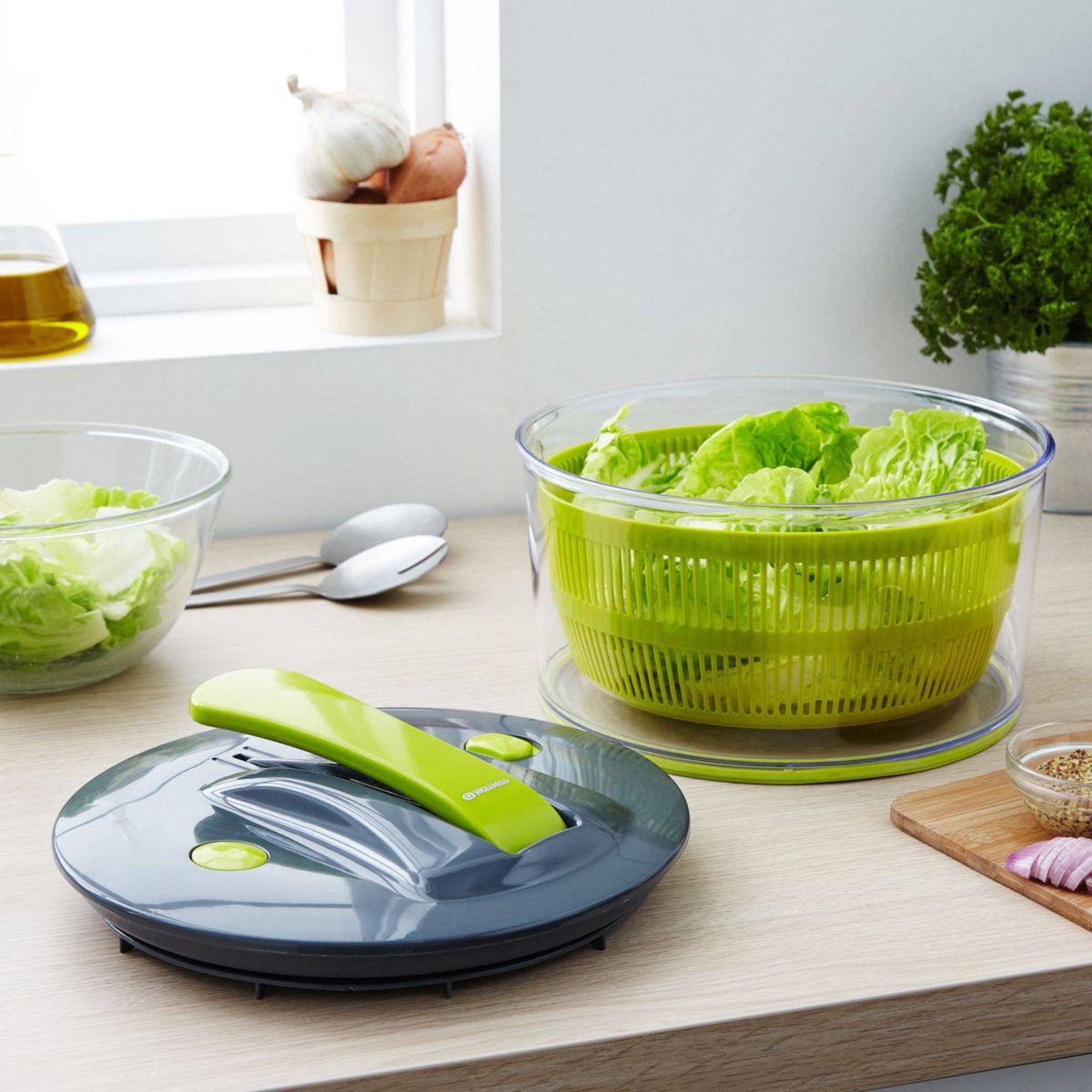 Voir la diapositive 2 : ESSENTIEL B Essoreuse à salade 24 cm à piston