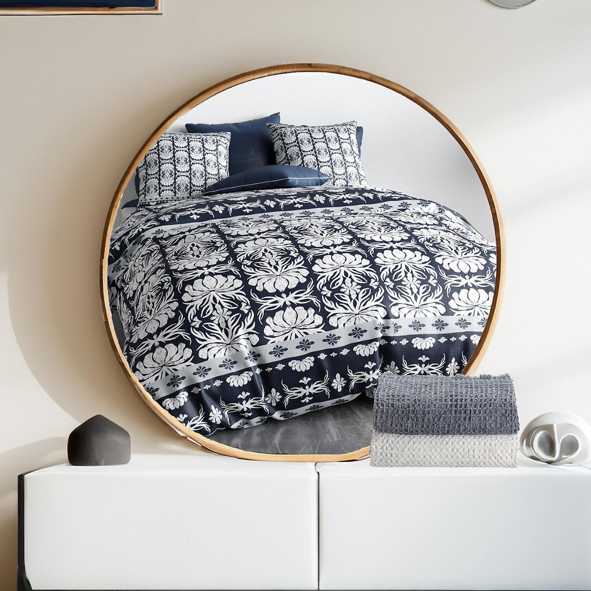 Voir la diapositive 3 : Les Ateliers du Linge Coussin imprimé 100%coton folk