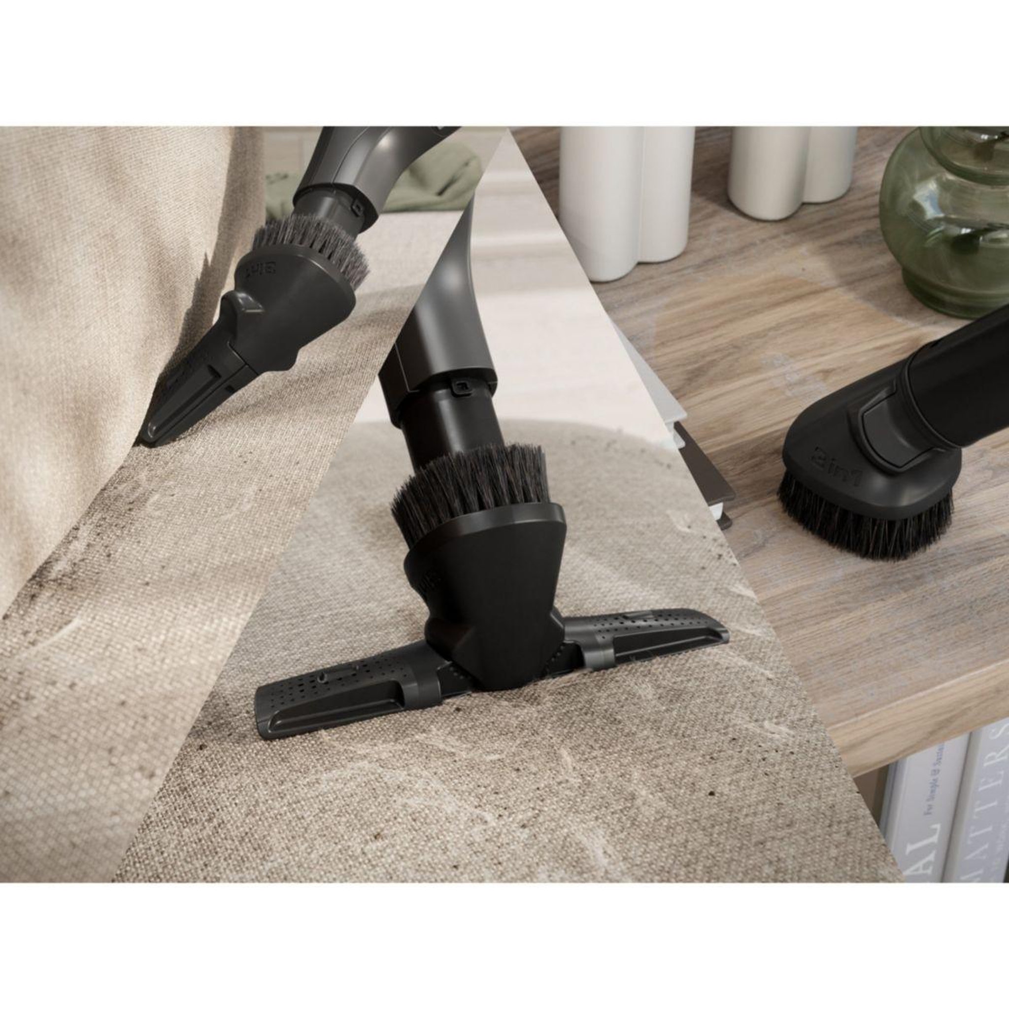 Voir la diapositive 2 : ELECTROLUX Aspirateur avec sac EB81U1LDB