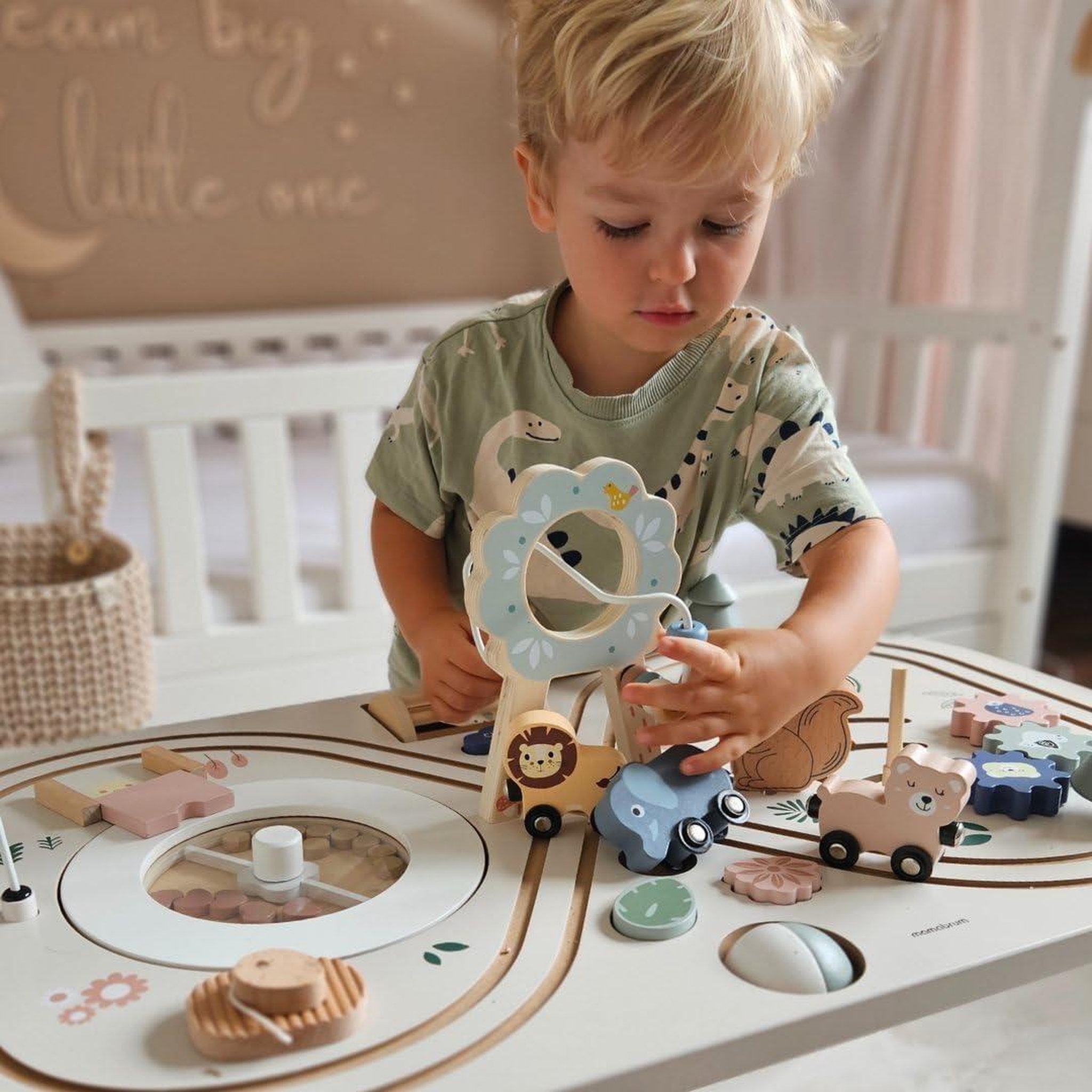 Voir la diapositive 6 : MAMABRUM Table d'activités Bois Jeux Éducatif Enfant 3+, Boucle Motrice avec Perles, trieuse de Forme, Hochet