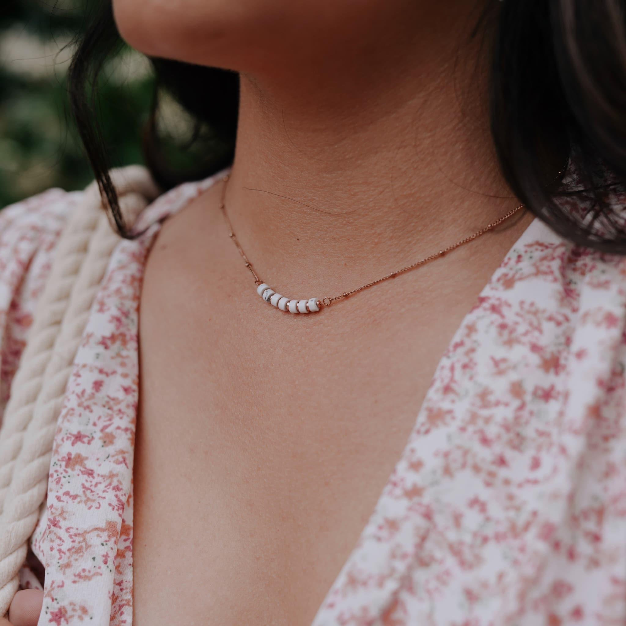 Voir la diapositive 2 : SLOYA Collier Piana en pierres Howlite