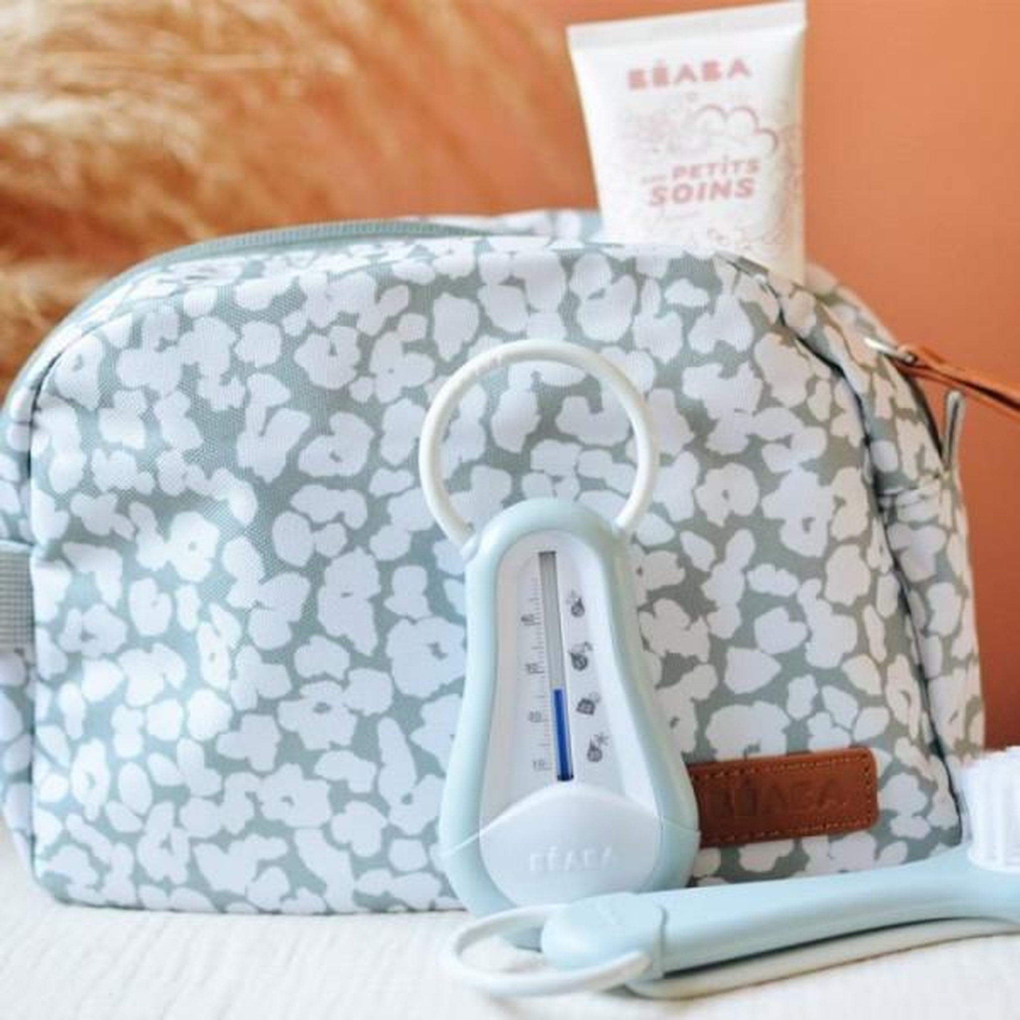 Voir la diapositive 3 : MARKET24 Beaba, trousse de toilette bébé cherry blossom