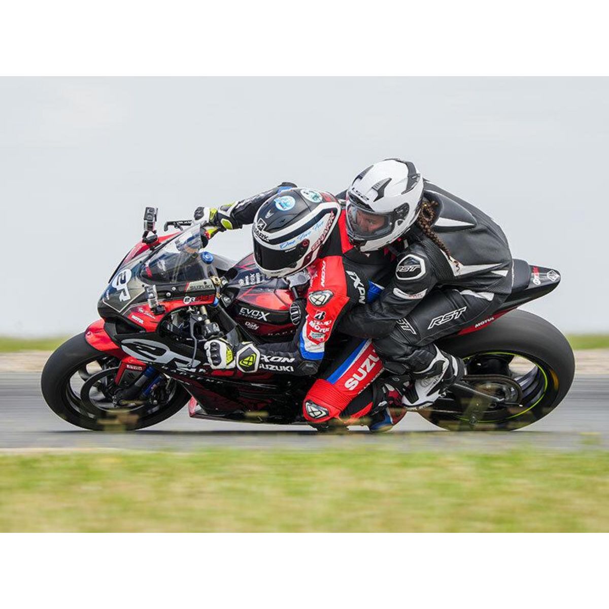 Smartbox Baptême passager en moto : 3 tours à l'arrière d'un pilote professionnel sur le circuit de Fontenay-le-Comte - Coffret Cadeau Sport & Aventure