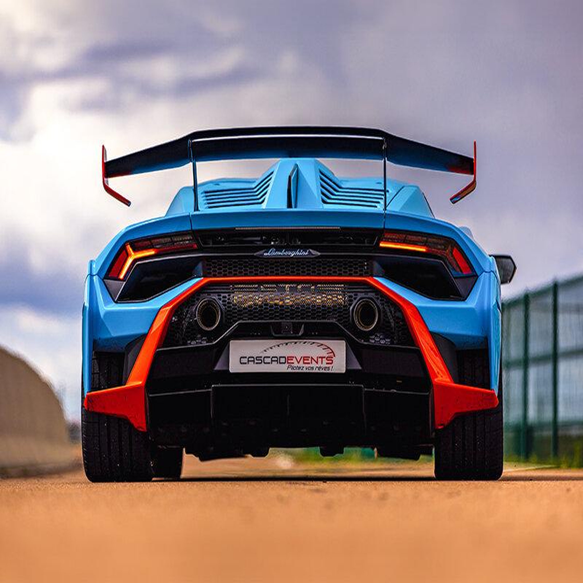Voir la diapositive 3 : Smartbox Stage de pilotage : 2 tours sur le circuit de Vaison en Lamborghini Huracán STO - Coffret Cadeau Sport & Aventure