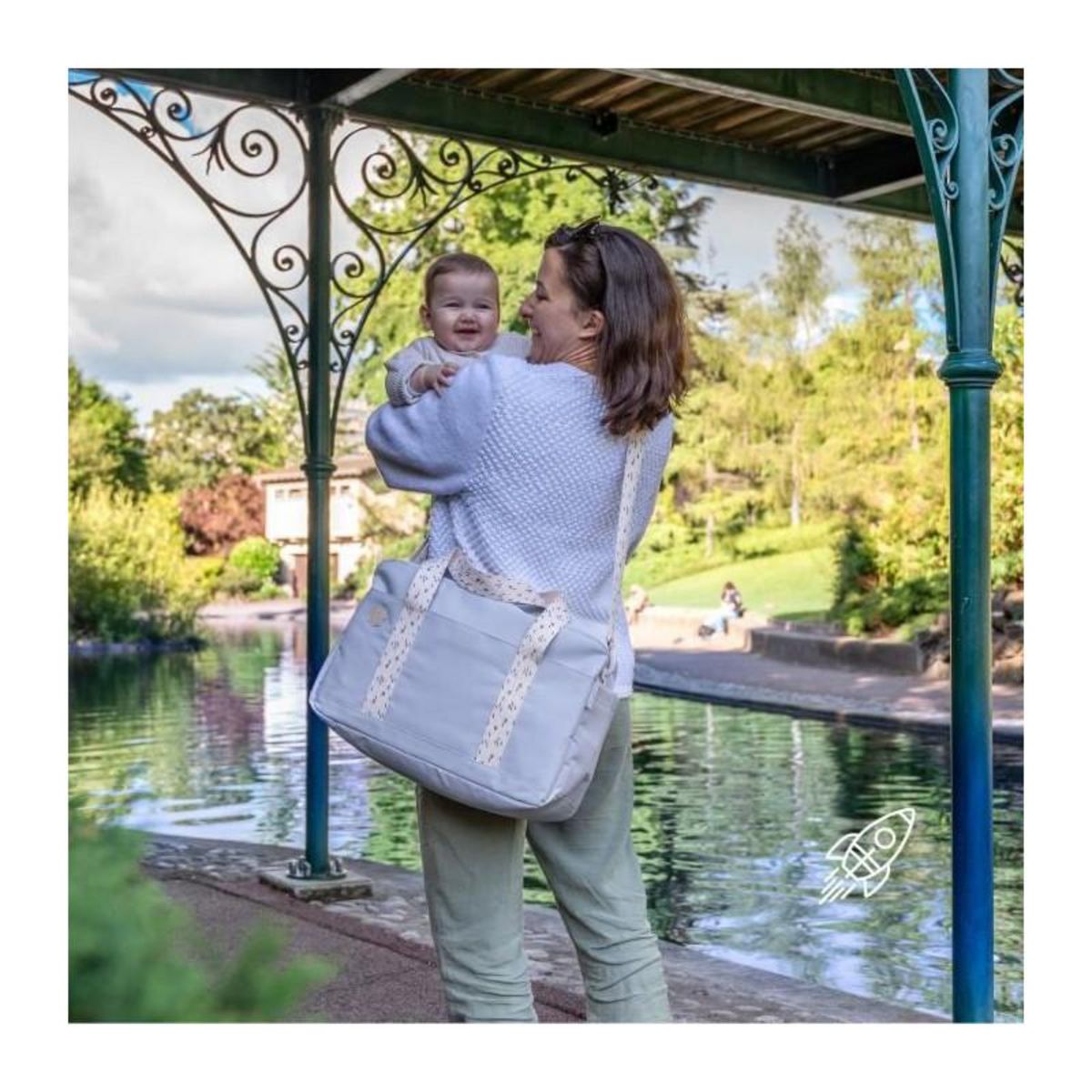 BADABULLE Badabulle Sac a langer Bowling - Grande Contenance 20L - Plan a langer et Attaches-poussette inclus, Gris