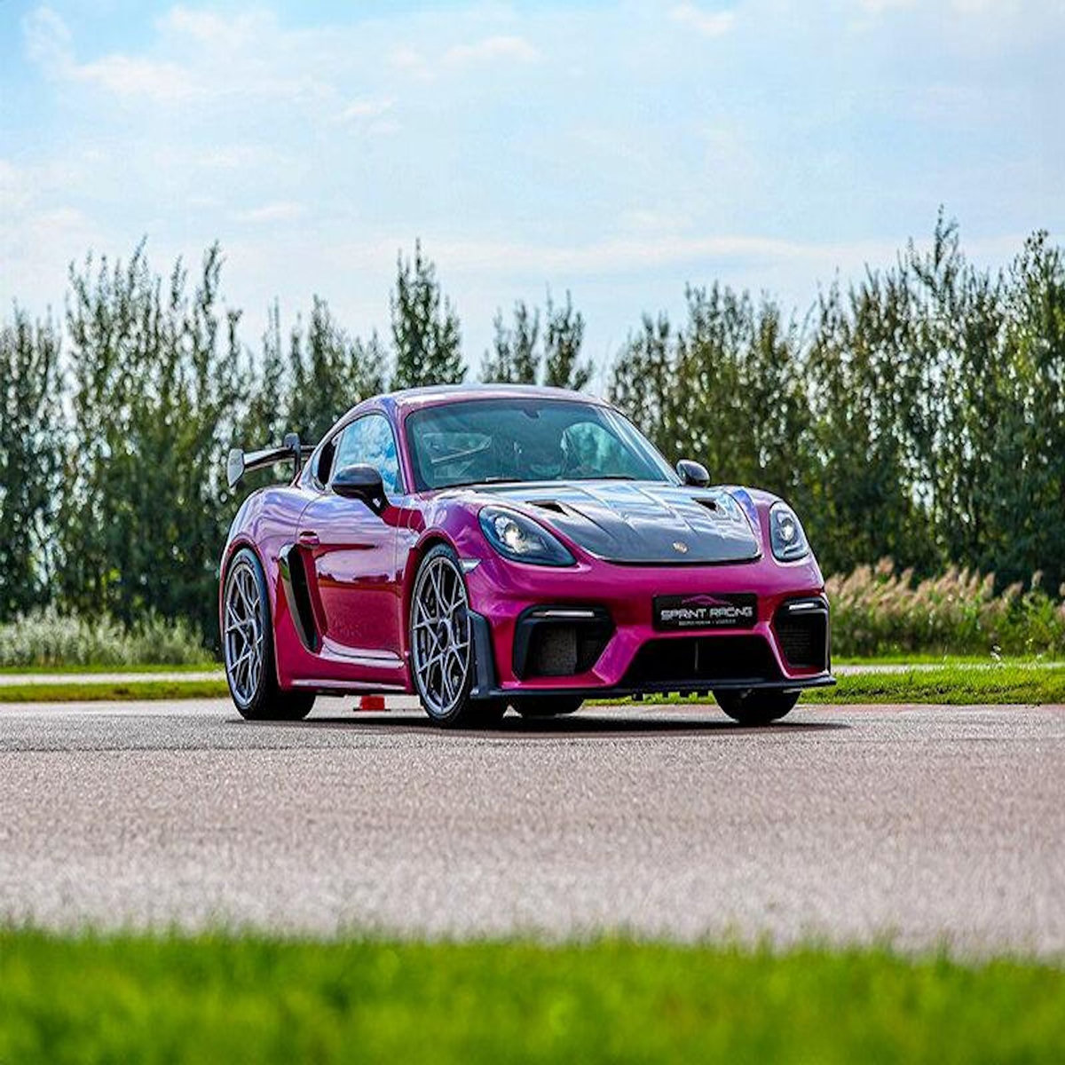Smartbox Stage de pilotage : 3 tours sur le circuit de Saint-Laurent-de-Mure en Porsche Cayman 718 GT4 RS - Coffret Cadeau Sport & Aventure