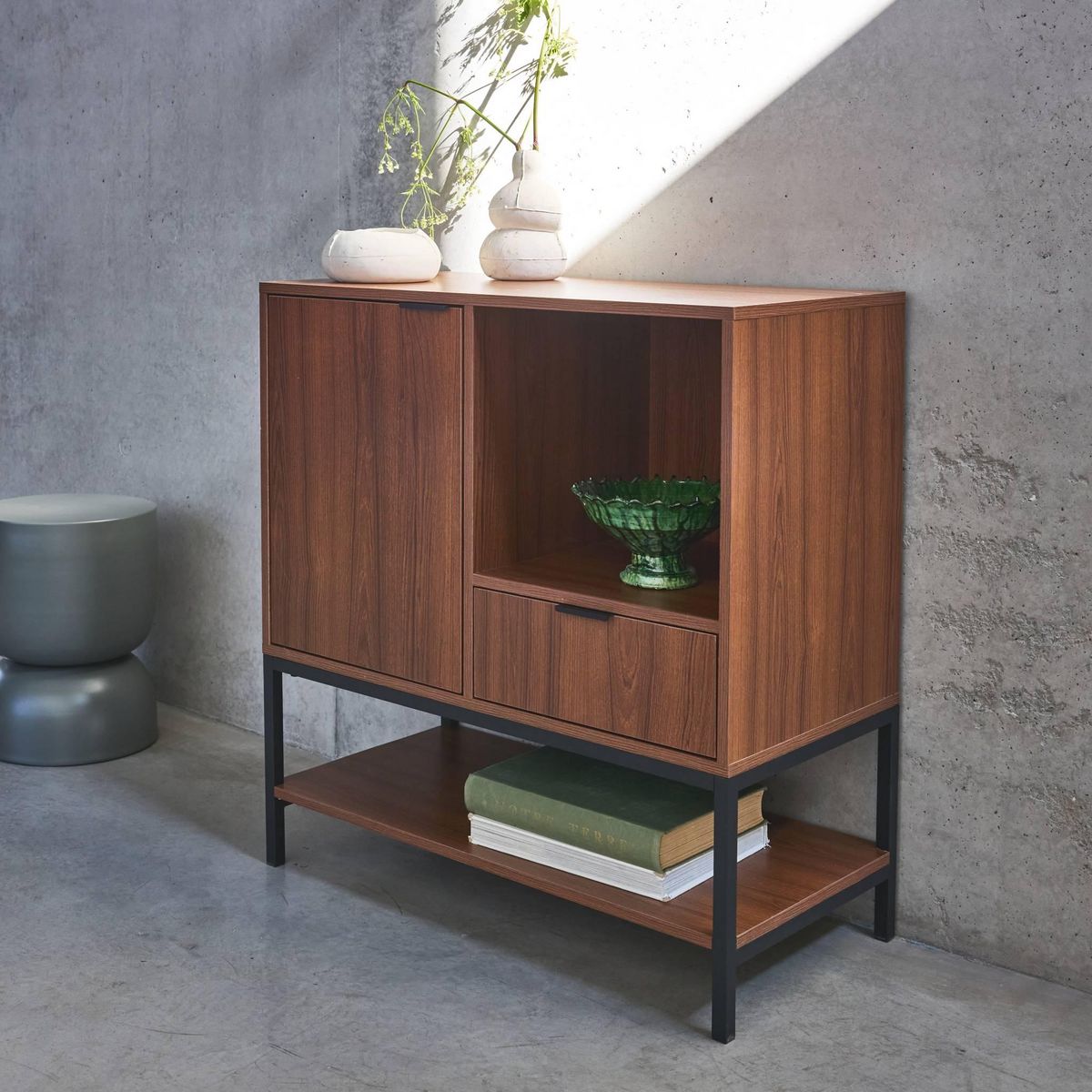 SWEEEK Buffet en décor noyer et pieds et poignées en métal noir L 80cm - 1 porte. 1 tiroir et 2 étagères. buffet haut. vaisselier